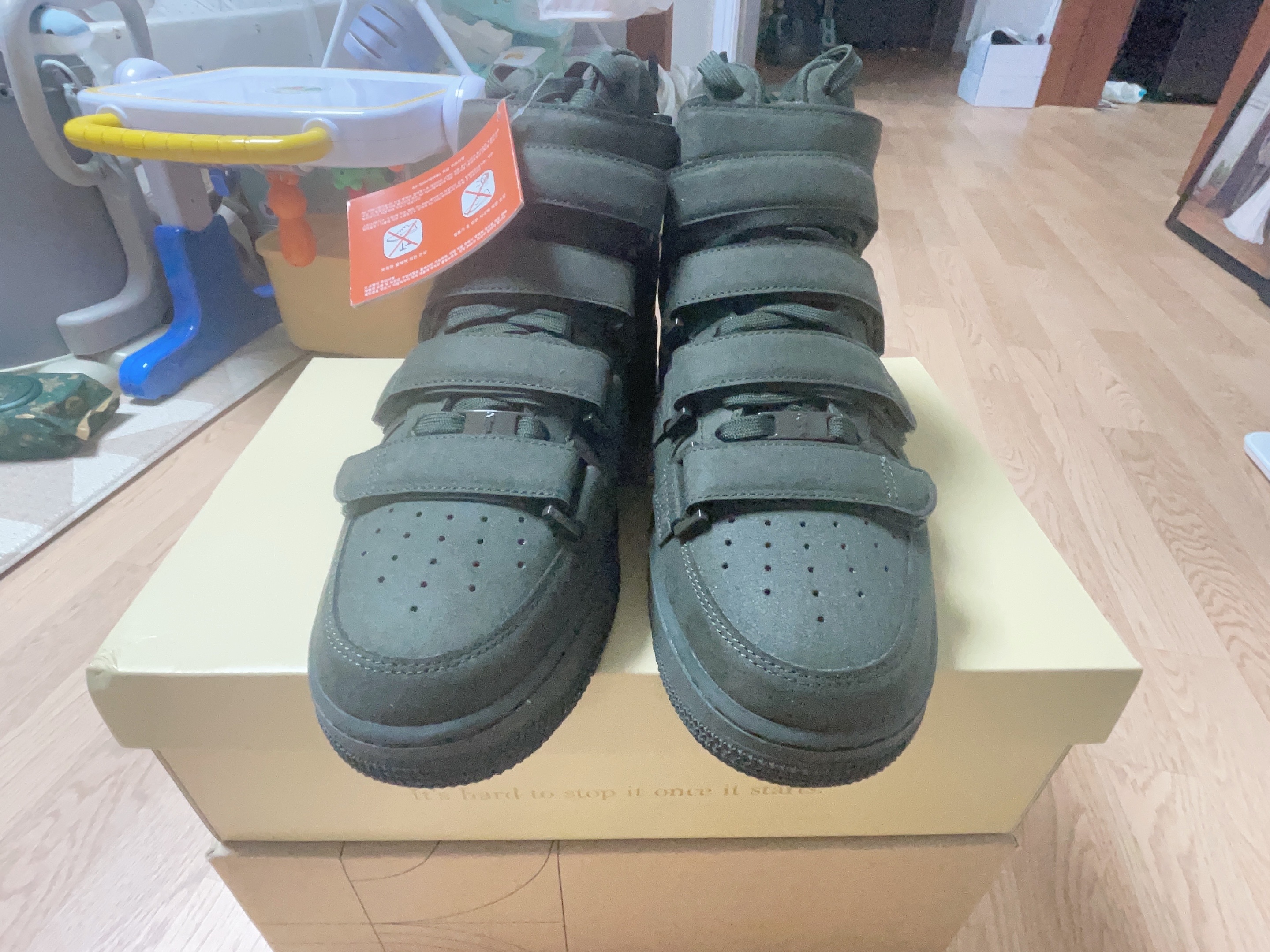 Nike x Billie Eilish Air Force 1 High '07 SP Sequoia 착용 스타일 - 3