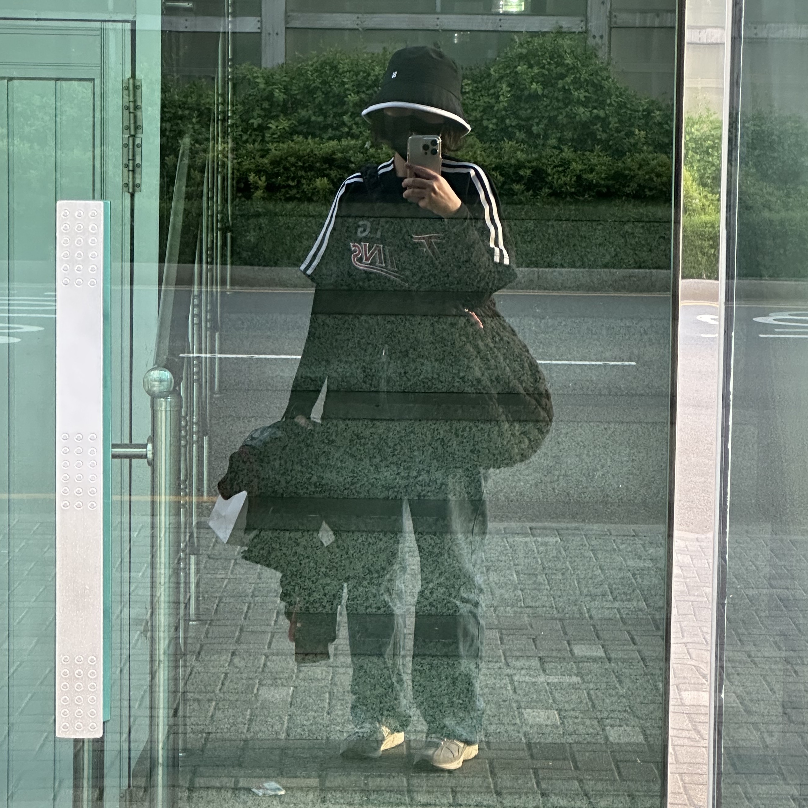 COS Quilted Oversized Shoulder Bag Black, New Balance 878 Gray 착용 스타일 - 1