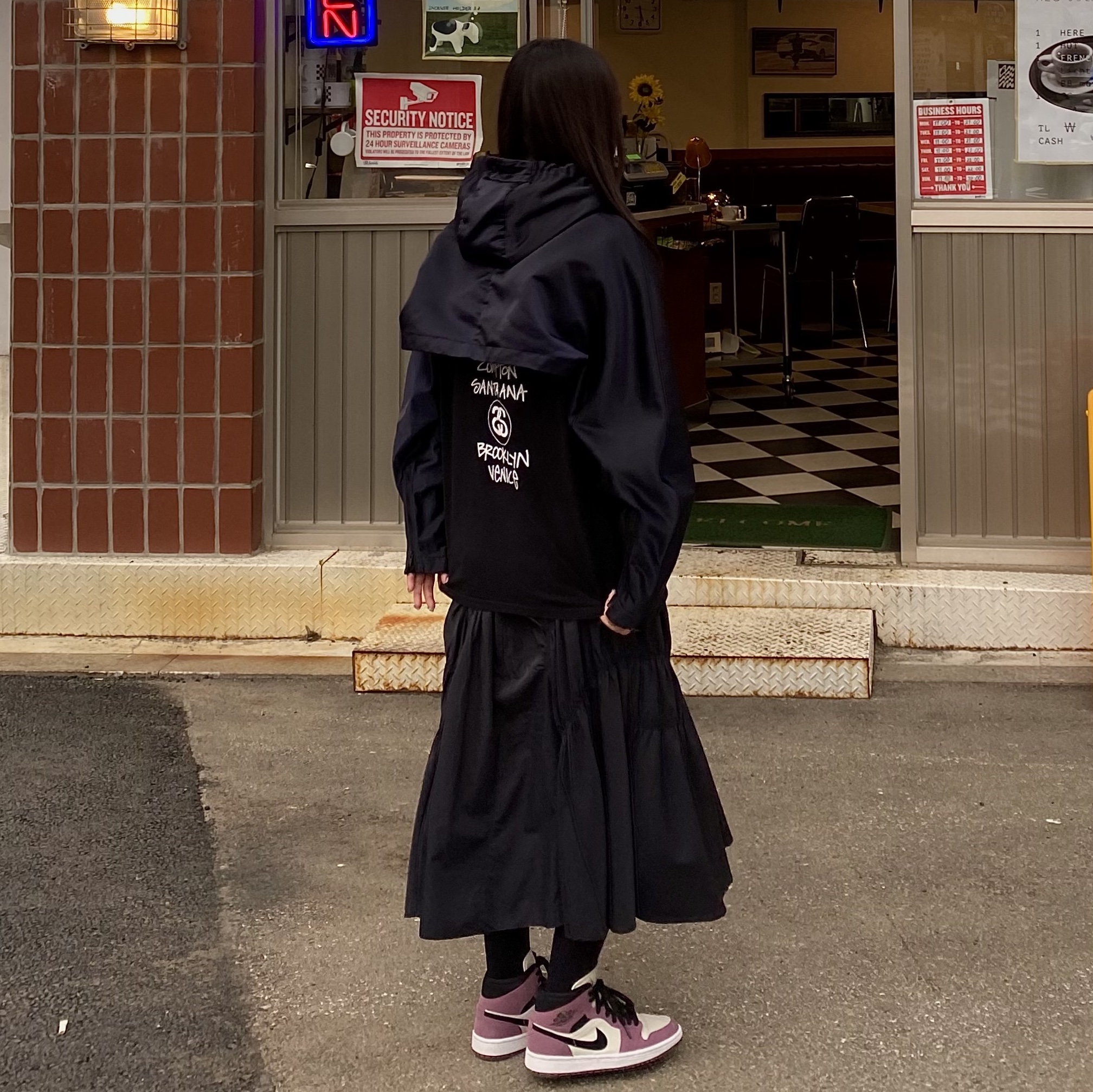 (W) Jordan 1 Mid SE Light Mulberry, Stussy World Tour T-Shirt Black 착용 스타일 - 2