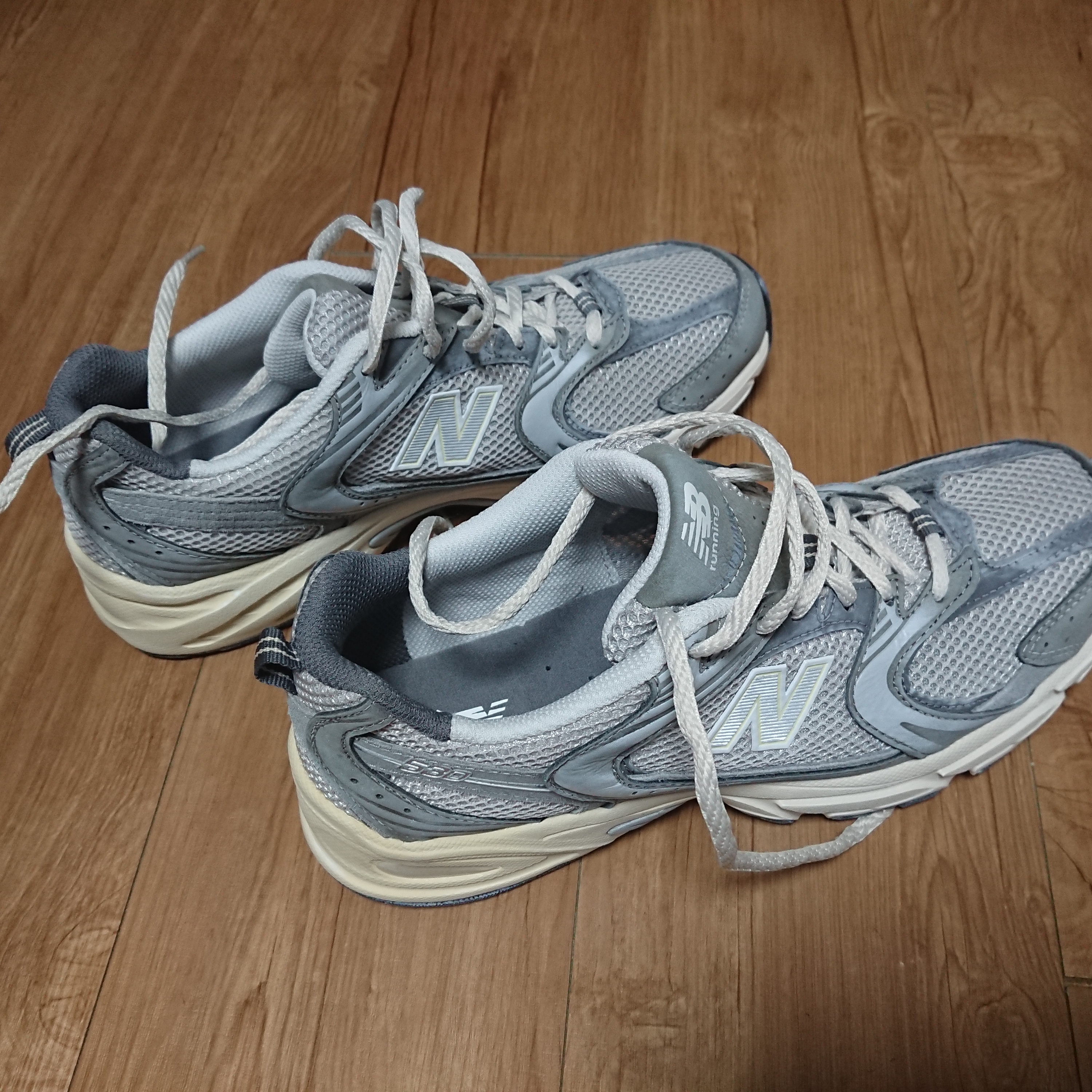 New Balance 530 Premium Vintage Grey Matter 착용 스타일