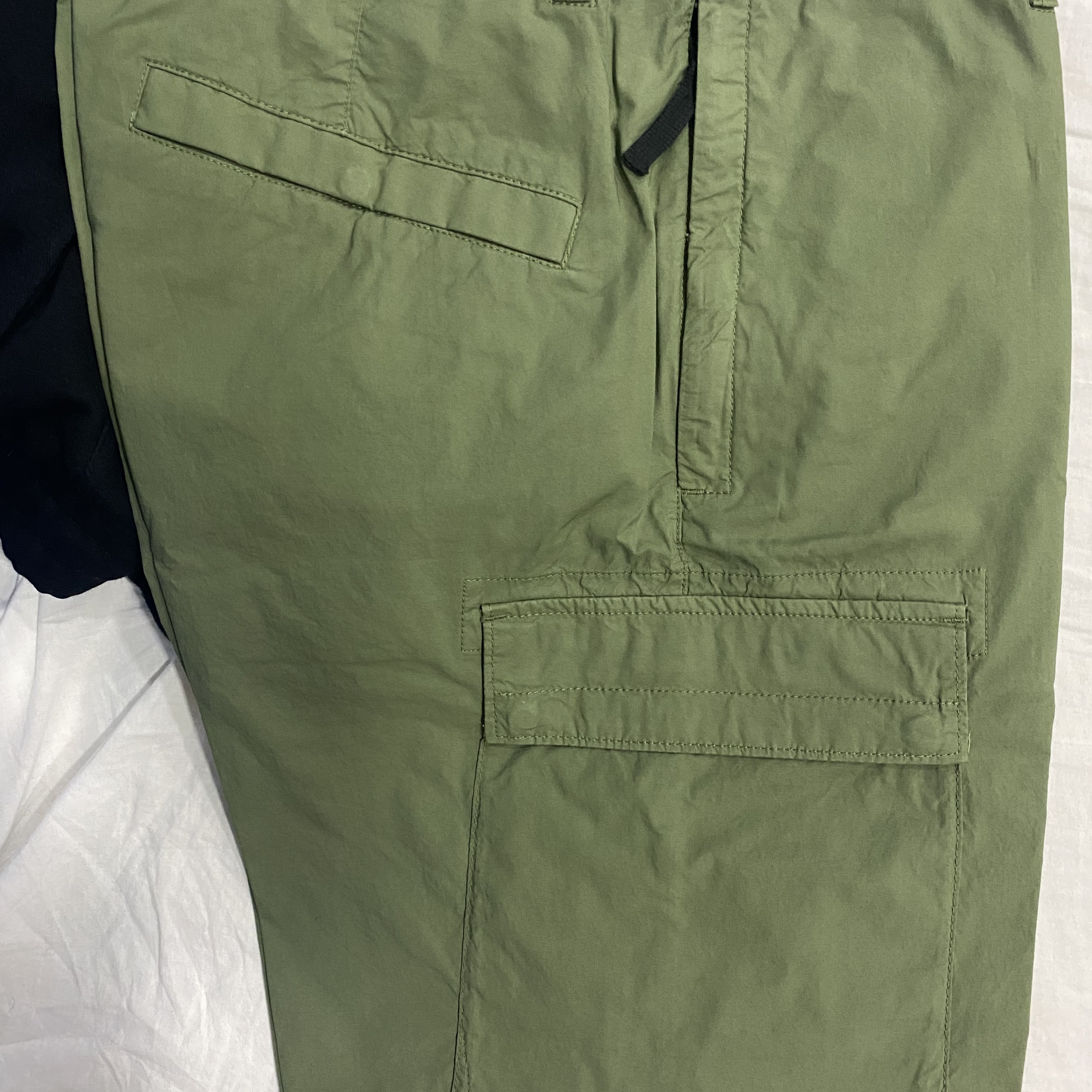 Stone Island L0803 Stretch Cotton Tela Paracadute Garment Dyed Cargo Bermuda Shorts Olive Green - 22SS 착용 스타일 - 2