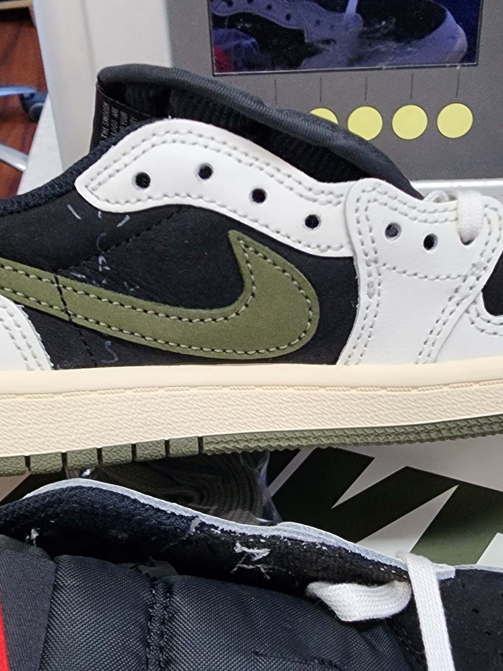 (PS) Jordan 1 x Travis Scott Retro Low OG SP Medium Olive 착용 스타일 - 2
