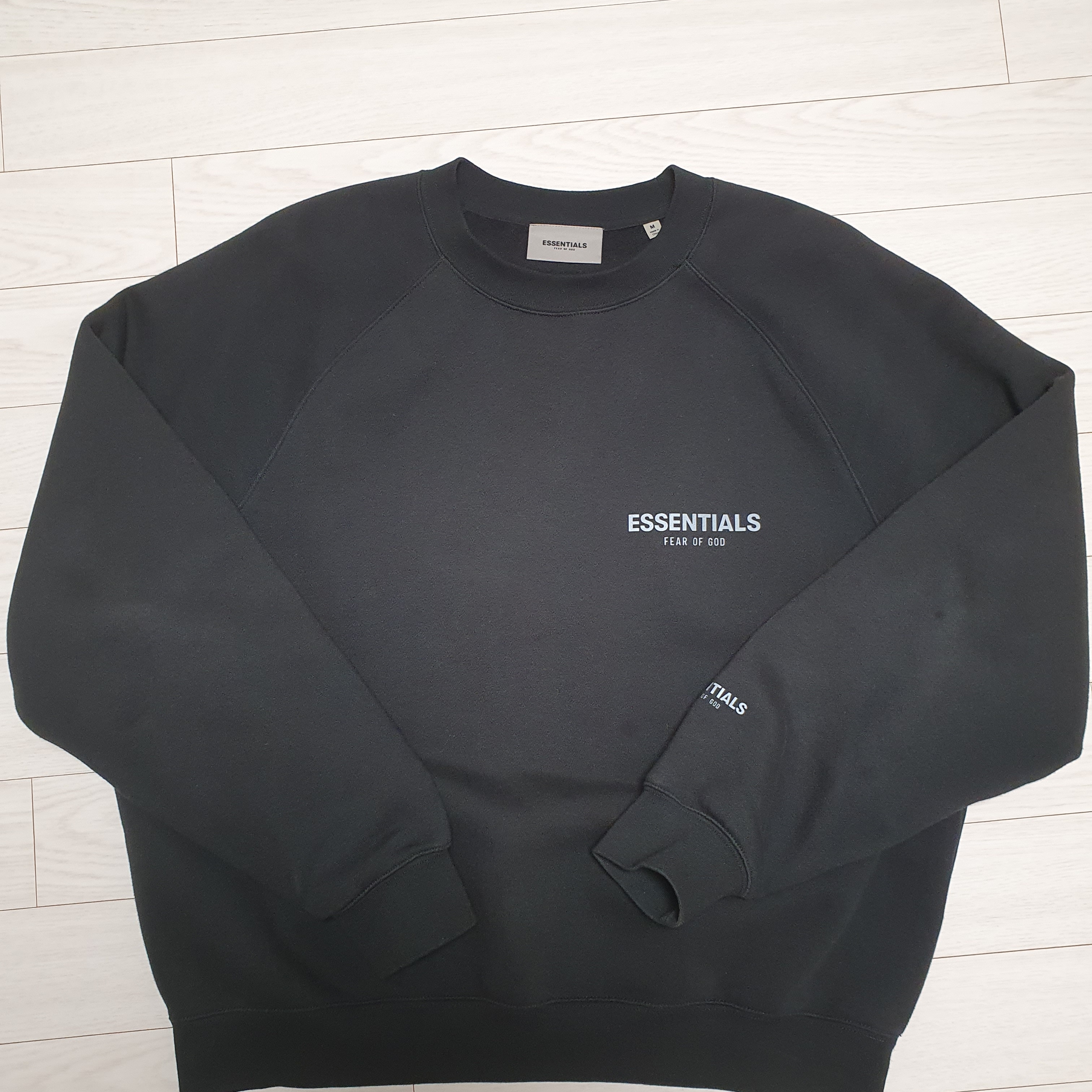 Essentials The Core Collection Pullover Crewneck Black 착용 스타일