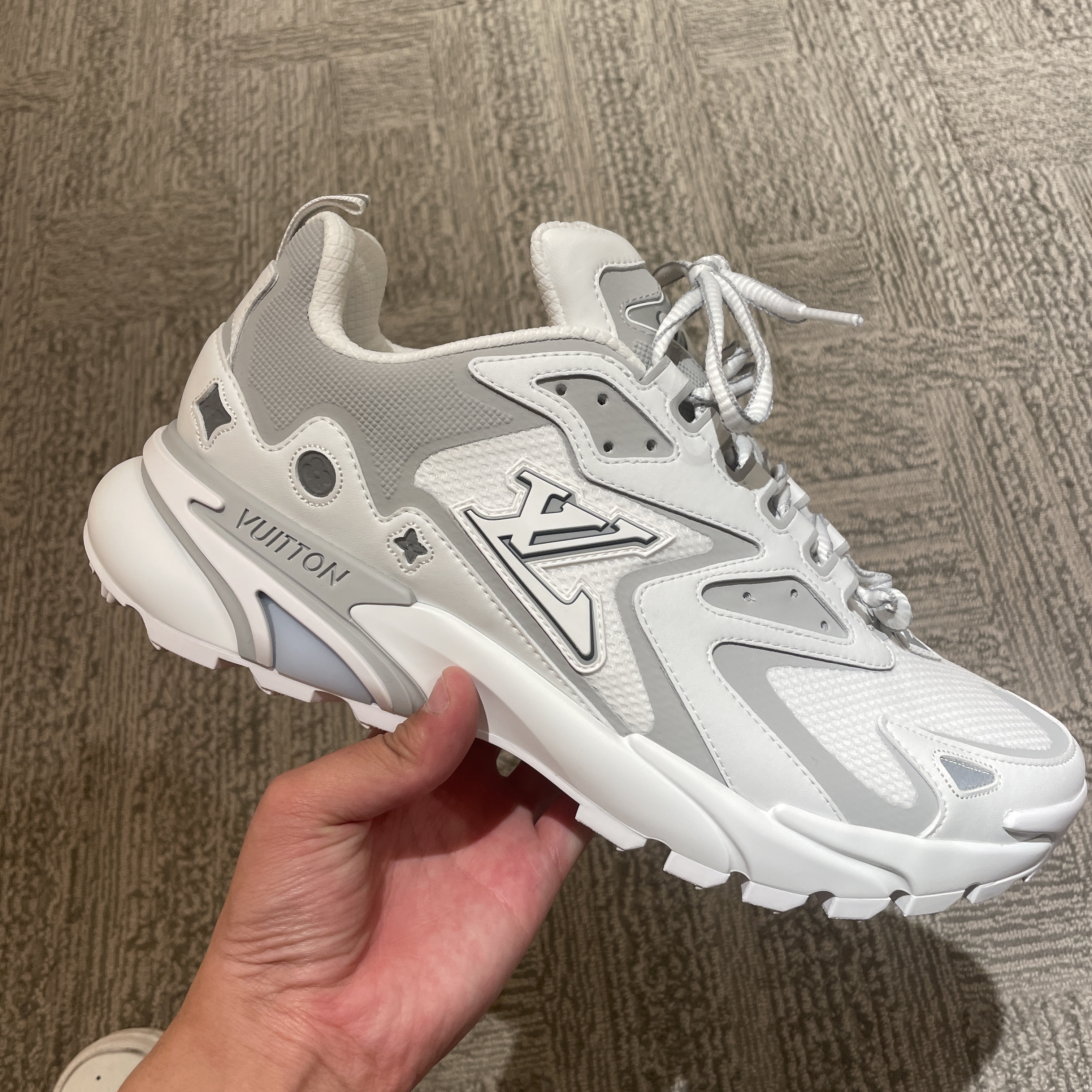 Louis Vuitton Runner Tatic Sneakers White 착용 스타일 - 1