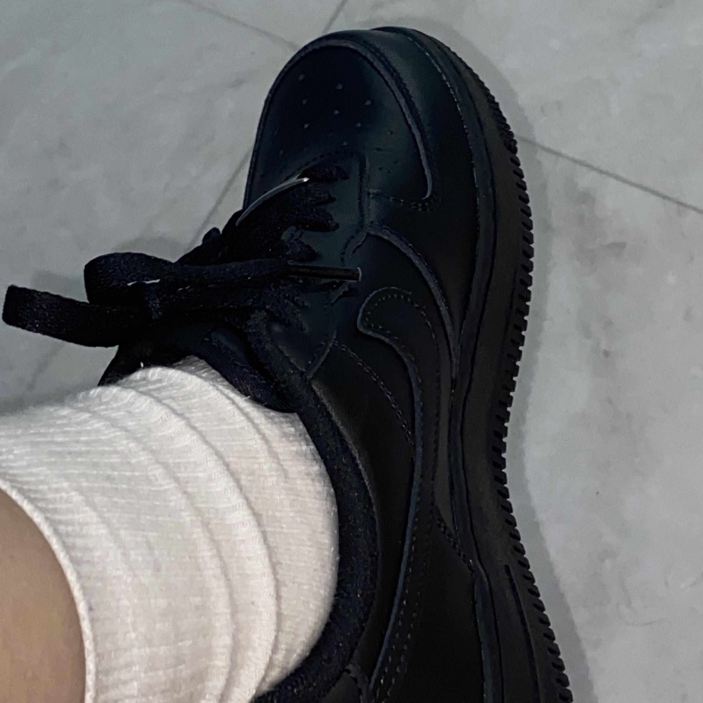 (W) Nike Air Force 1 '07 Low Triple Black 착용 스타일 - 3