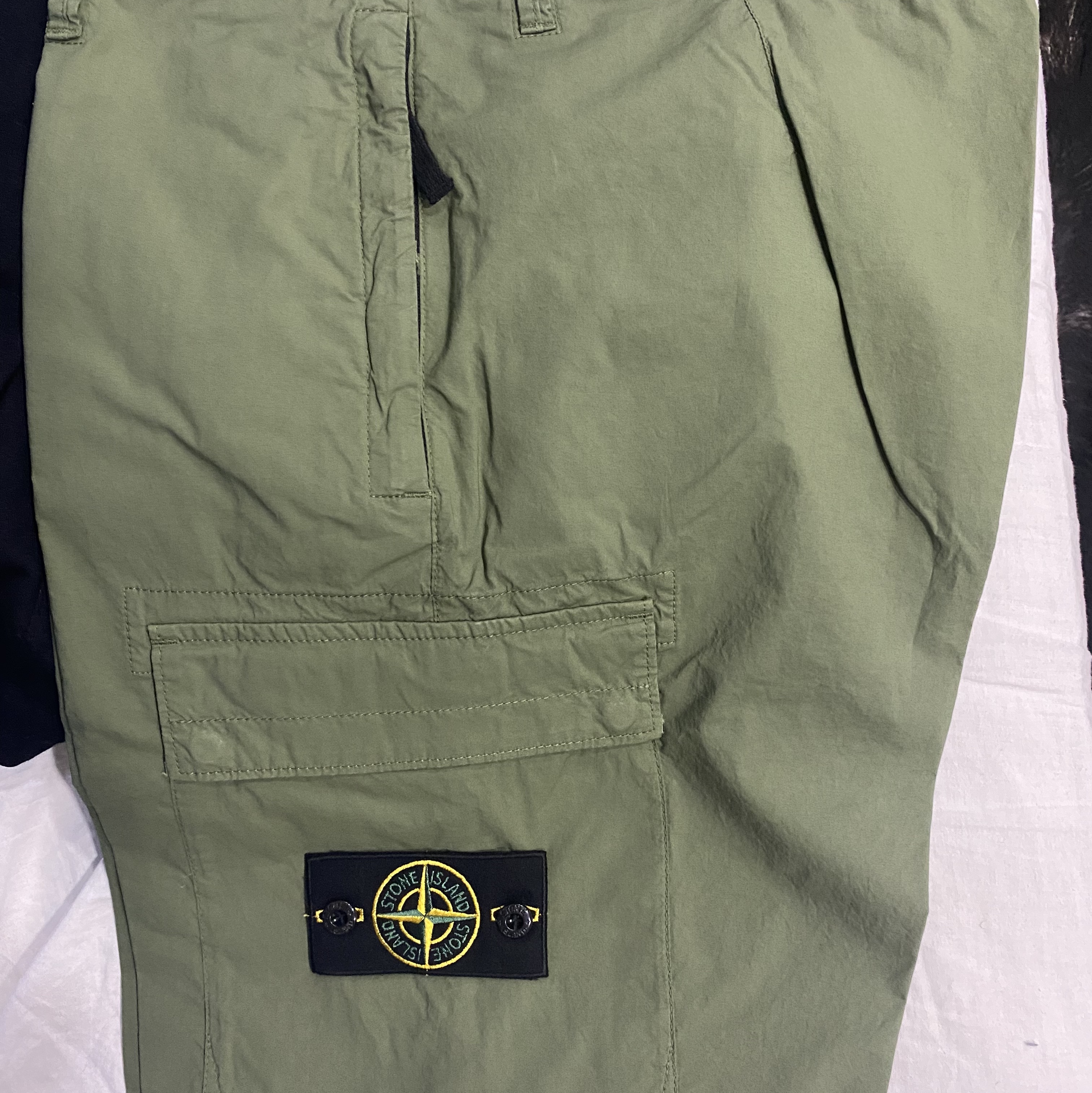 Stone Island L0803 Stretch Cotton Tela Paracadute Garment Dyed Cargo Bermuda Shorts Olive Green - 22SS 착용 스타일 - 1
