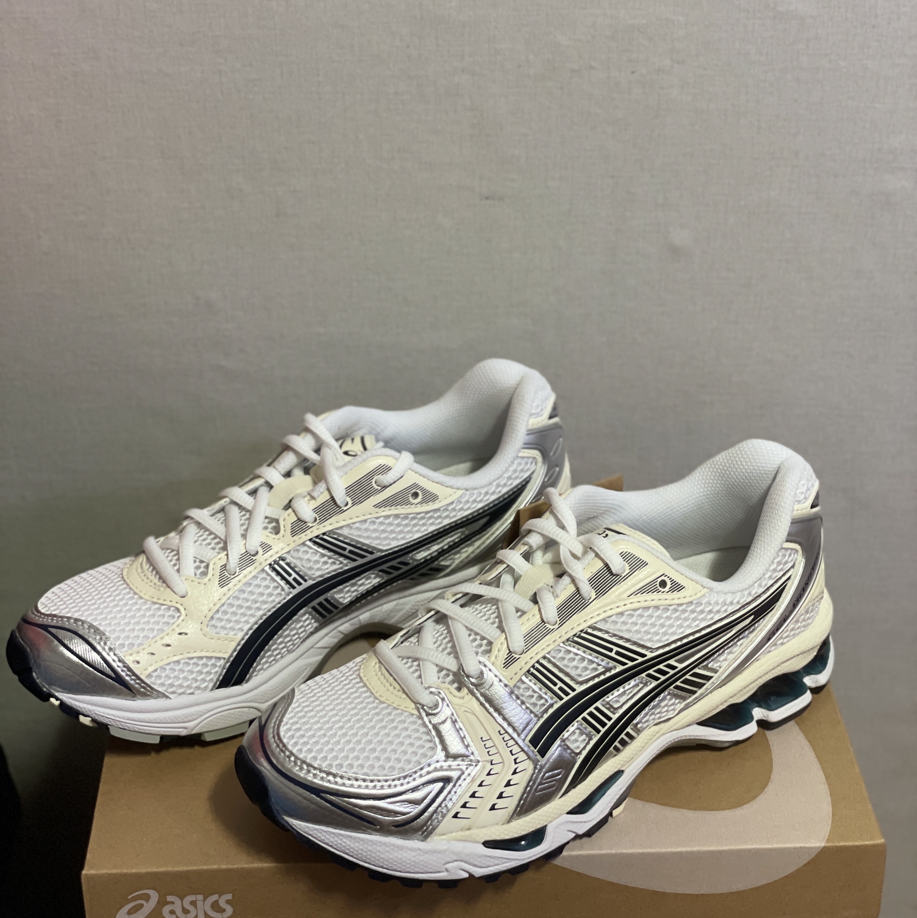 (W) Asics Gel-Kayano 14 White Midnight 착용 스타일 - 1
