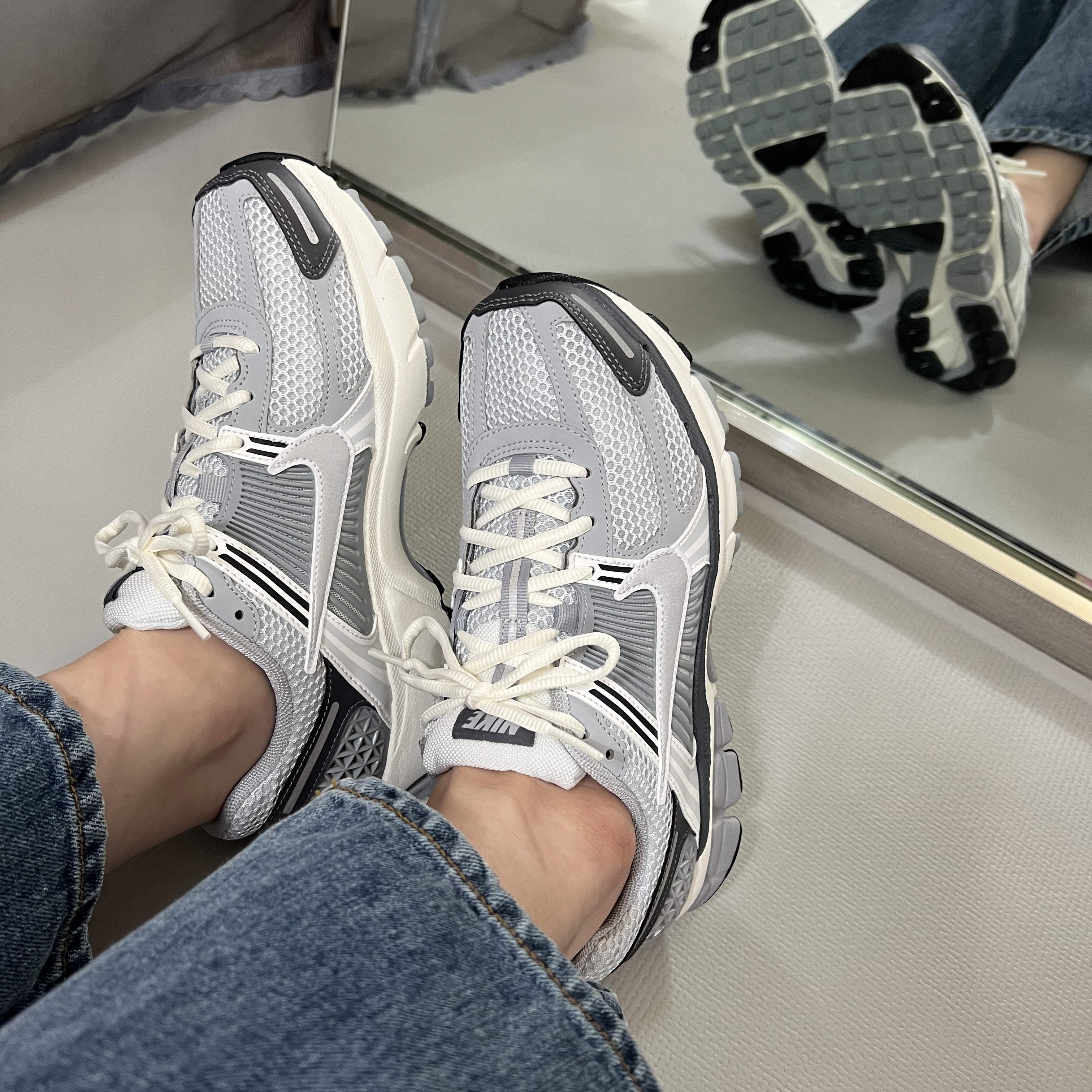 (W) Nike Zoom Vomero 5 Pure Platinum Metallic Silver 착용 스타일