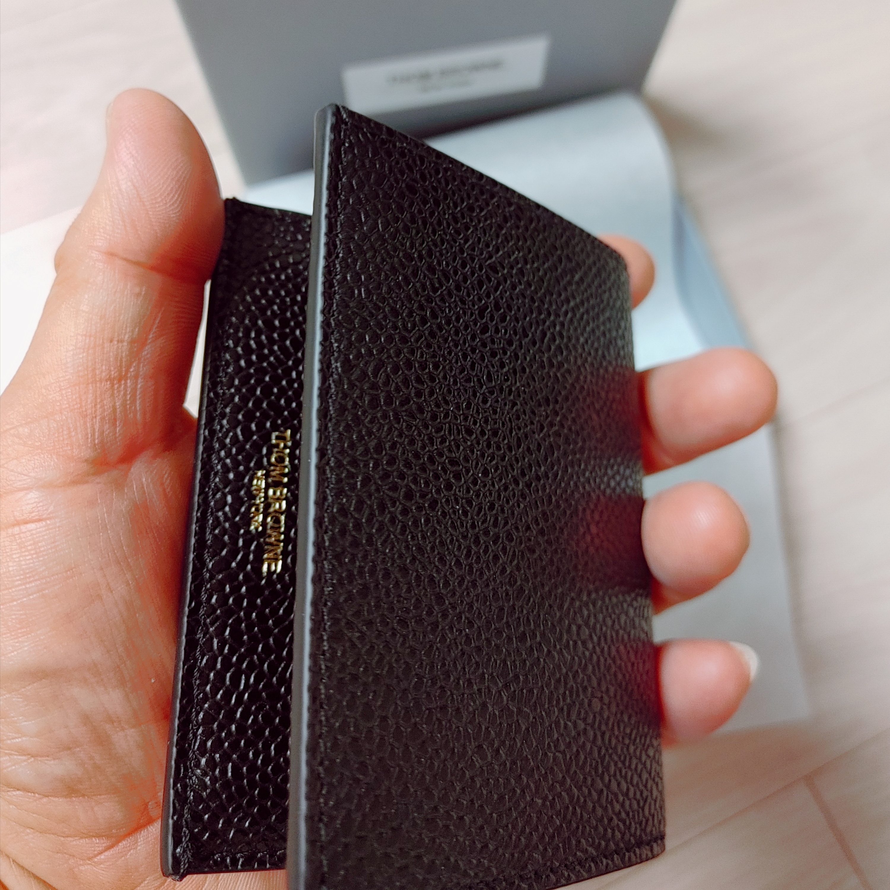 Thom Browne Pebble Grained Leather Double Card Holder Black 착용 스타일 - 1