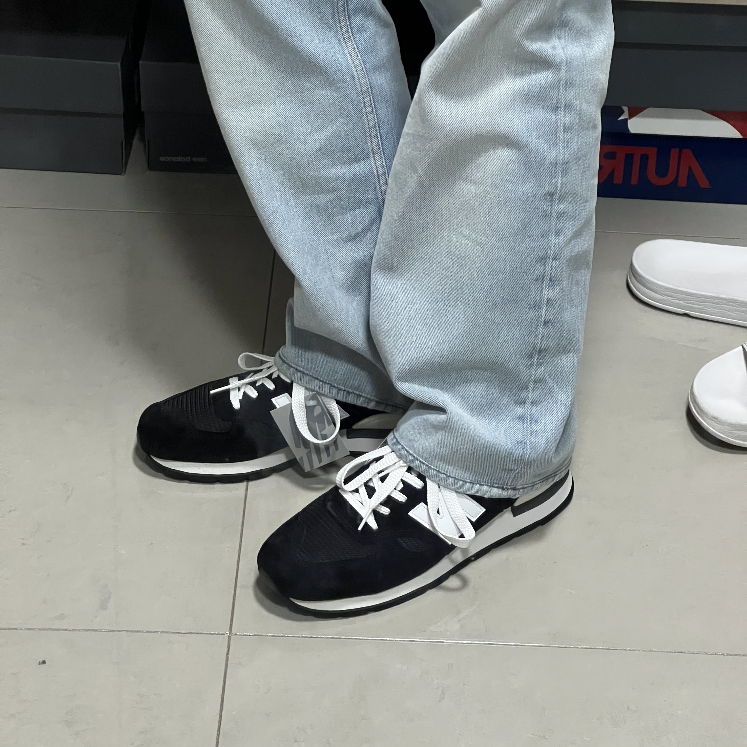 New Balance 990v1 Made in USA Black 착용 스타일 - 1