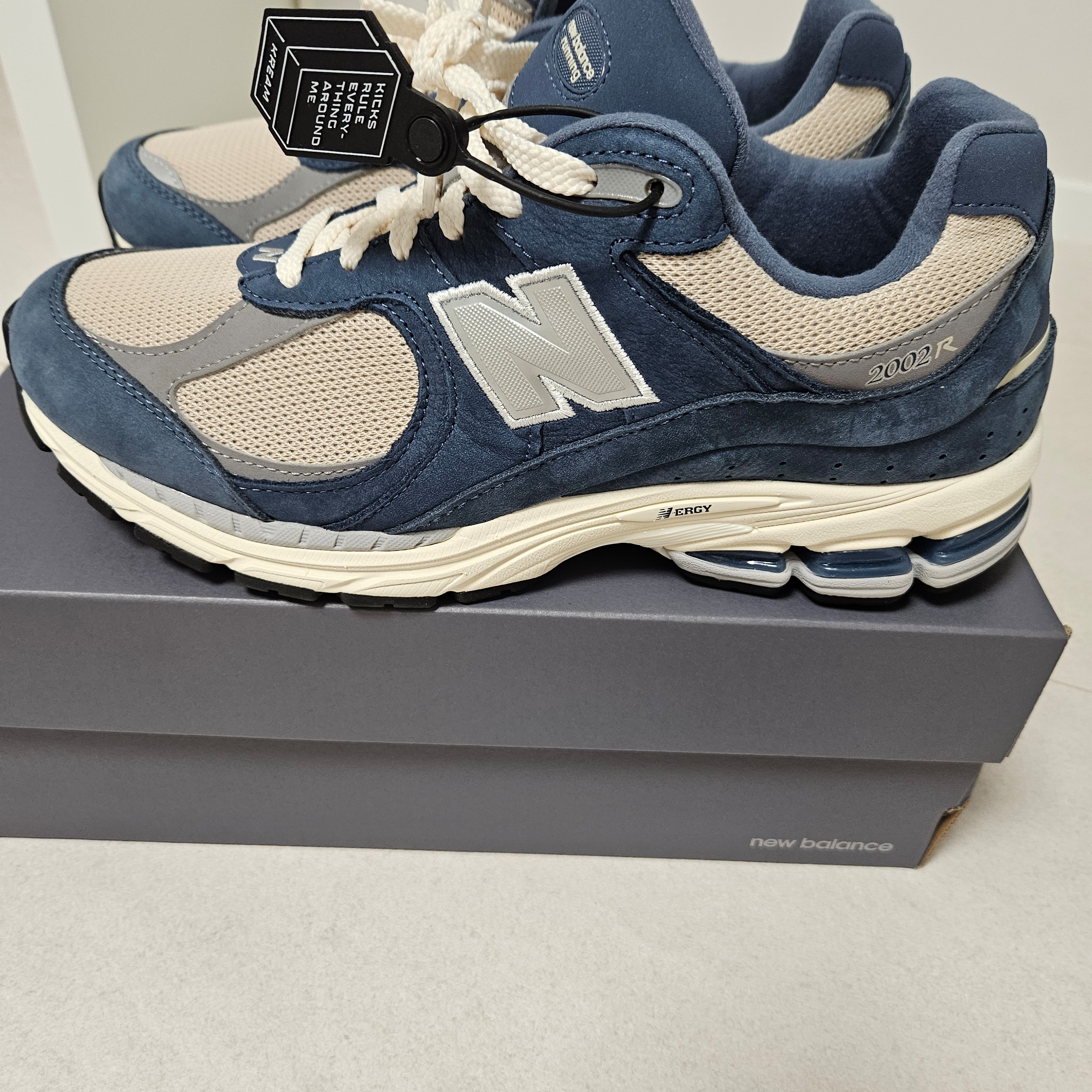 New Balance 2002R Vintage Indigo 착용 스타일 - 1