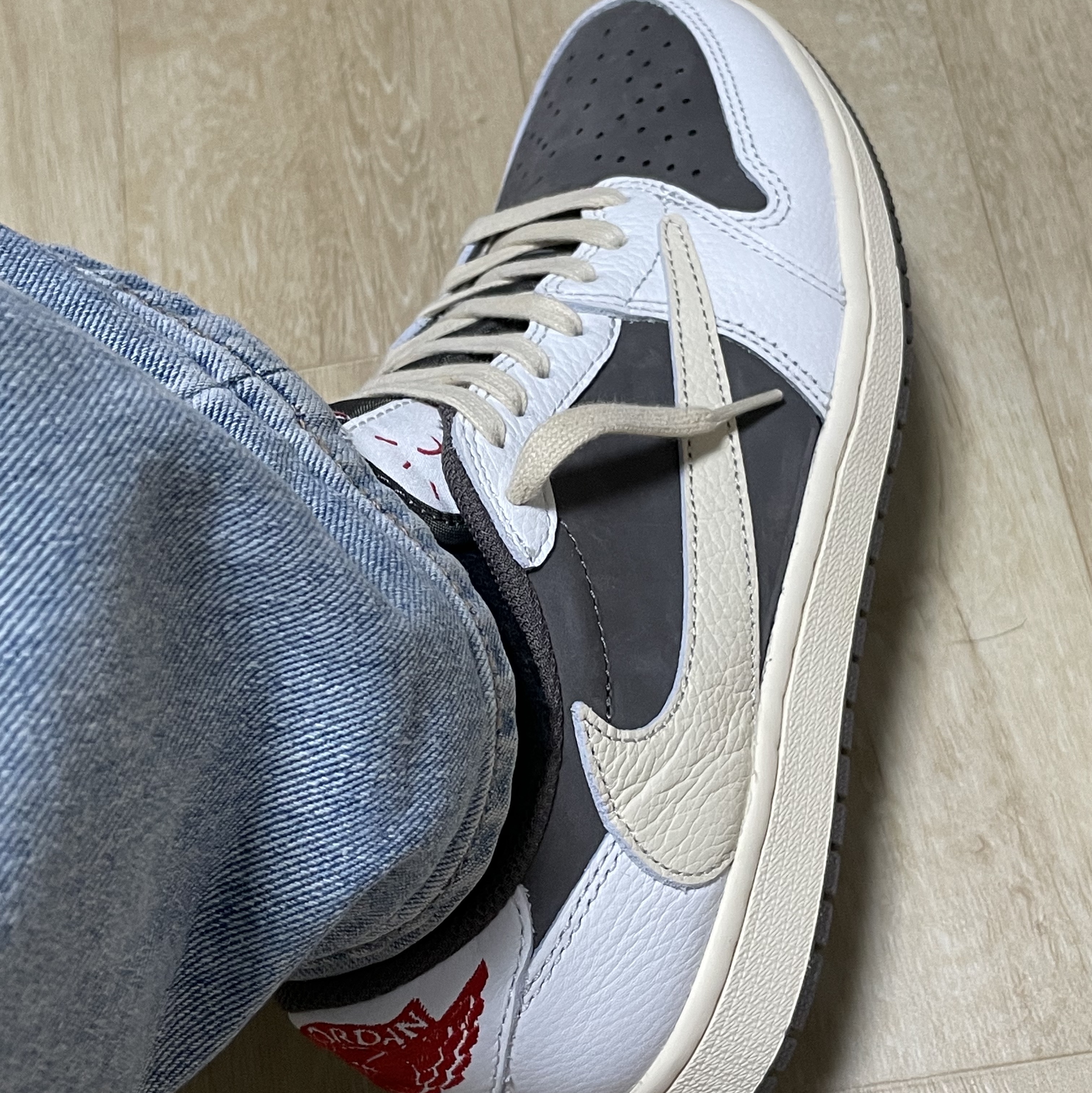 Jordan 1 x Travis Scott Retro Low OG SP Sail and Ridgerock 착용 스타일 - 1