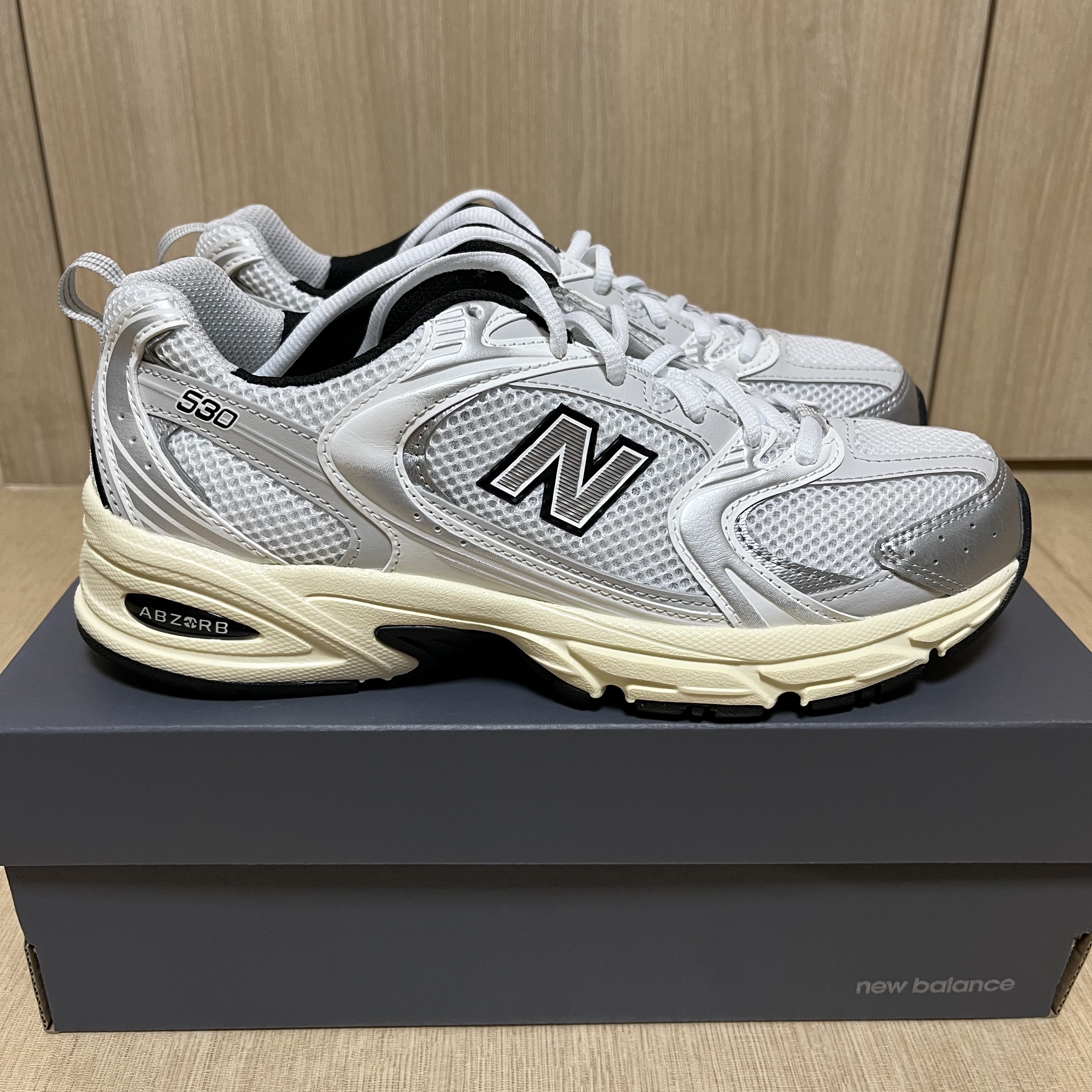 New Balance 530 Silver Cream 착용 스타일