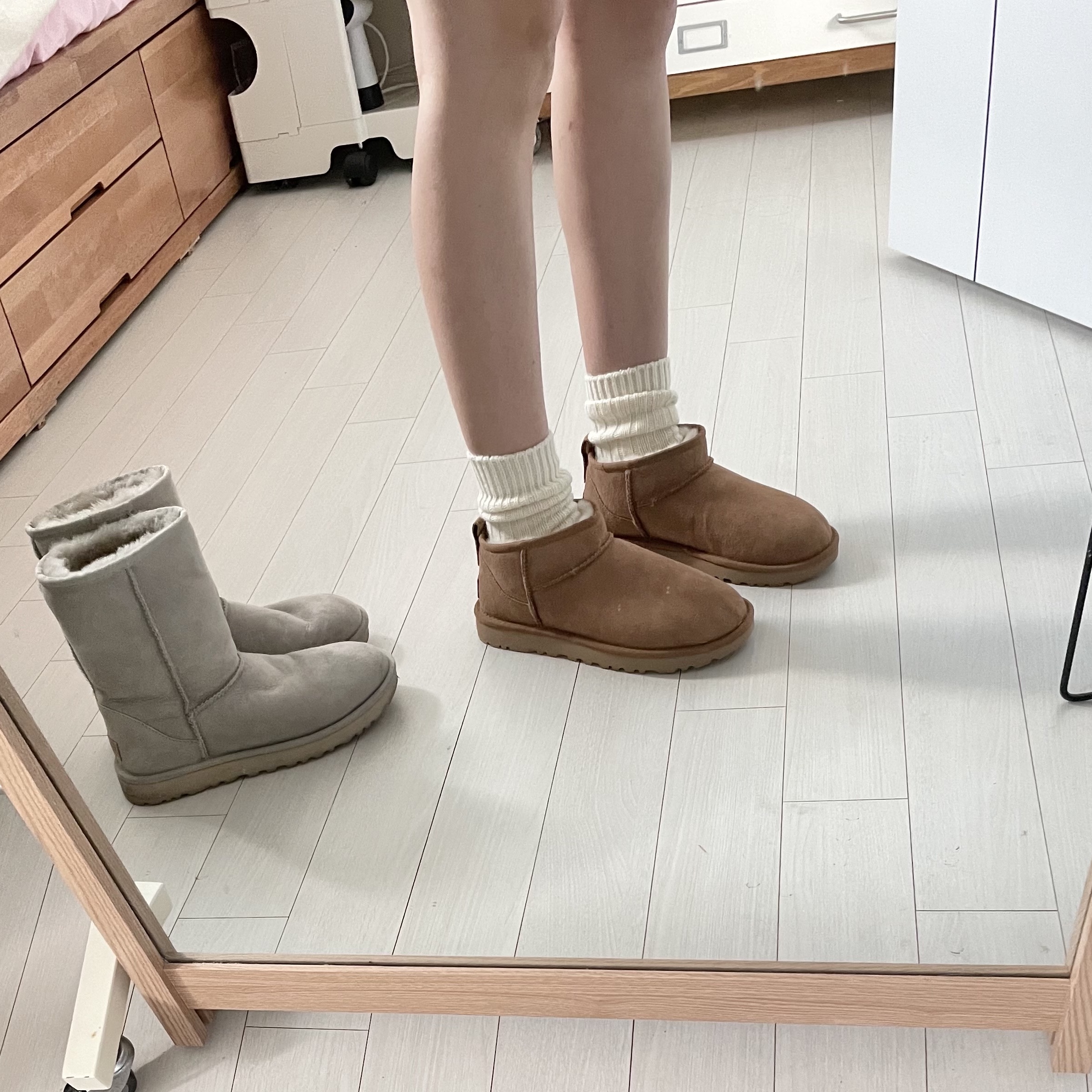(W) UGG Classic Ultra Mini Boots Chestnut 착용 스타일 - 1
