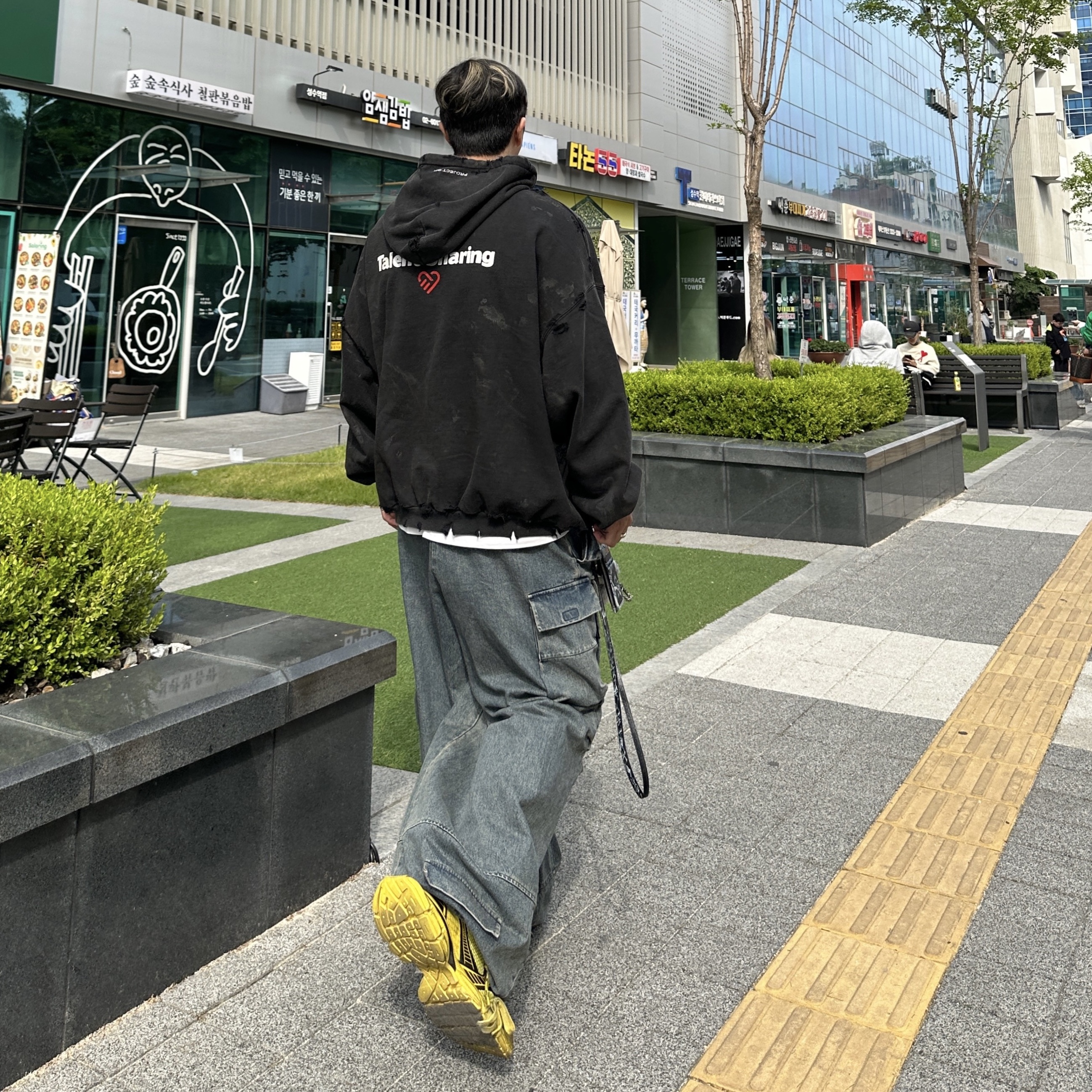 발렌시아가 3XL 스니커즈 옐로우 블랙, 프로젝트 G/R 베리파이드 오르가즘 도너 후드 더티 블랙 착용 스타일 - 2