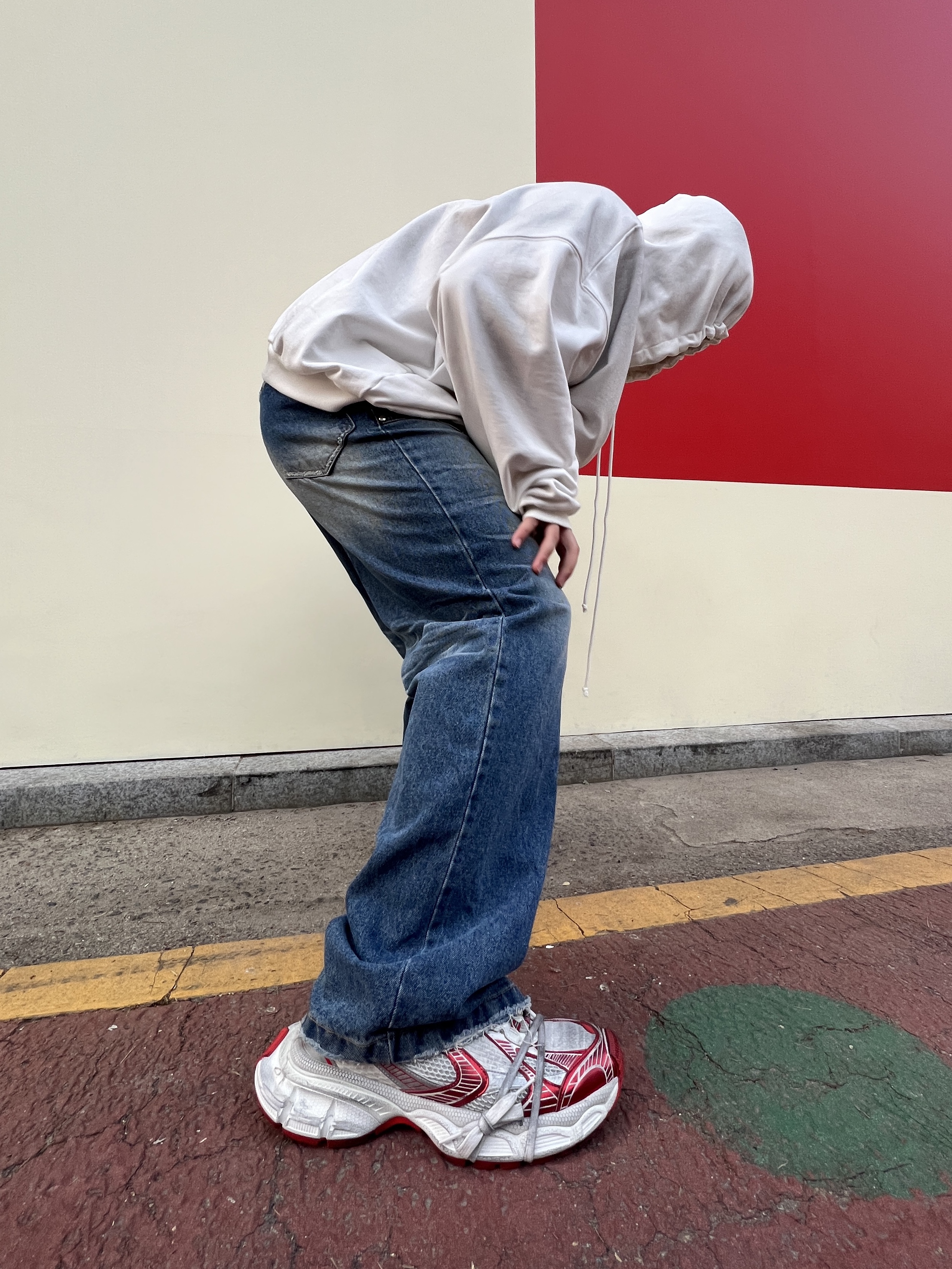 Balenciaga 3XL Sneakers White Red, Project G/R Orgasm Donor Hoodie Dirty White 착용 스타일 - 5