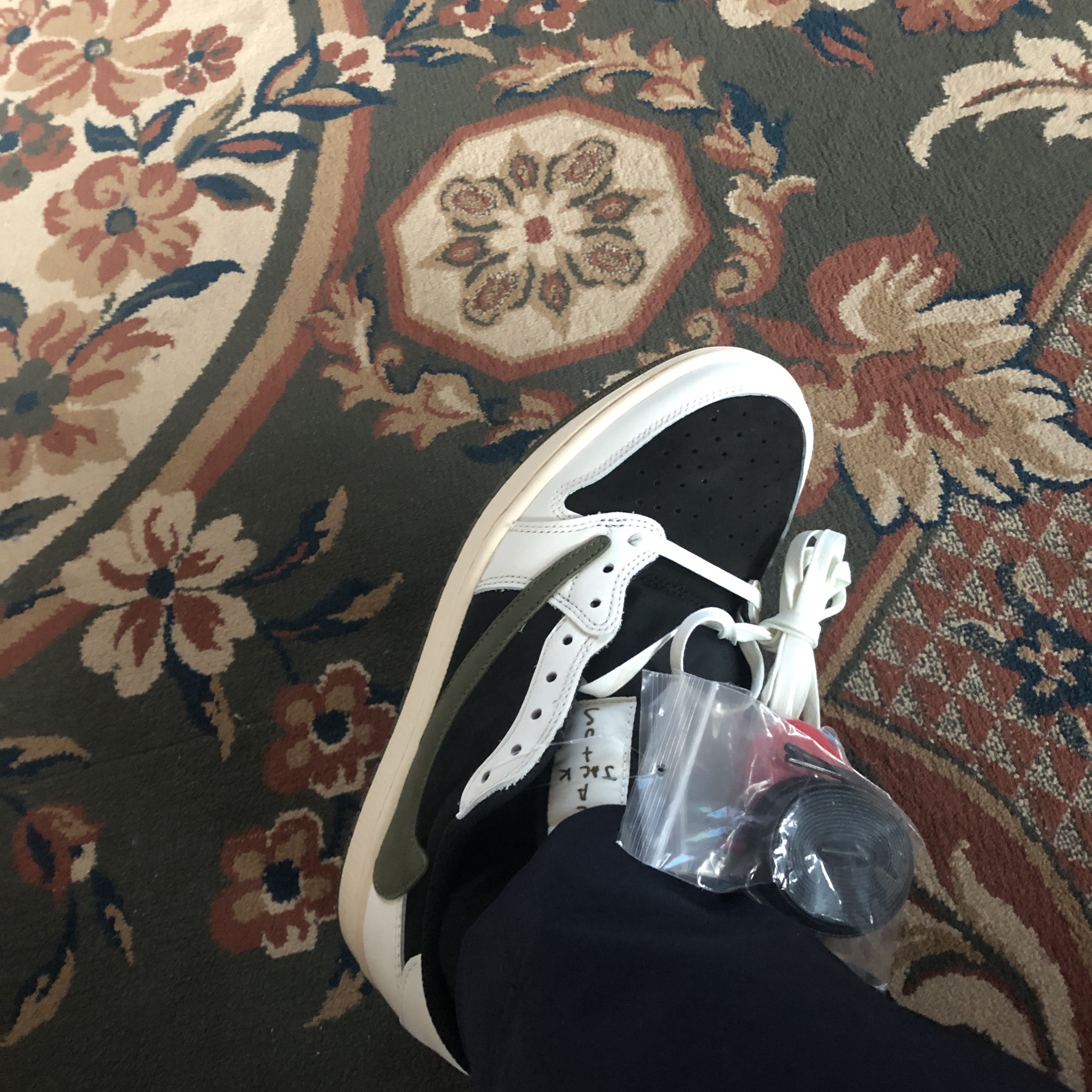 (W) Jordan 1 x Travis Scott Retro Low OG SP Medium Olive 착용 스타일