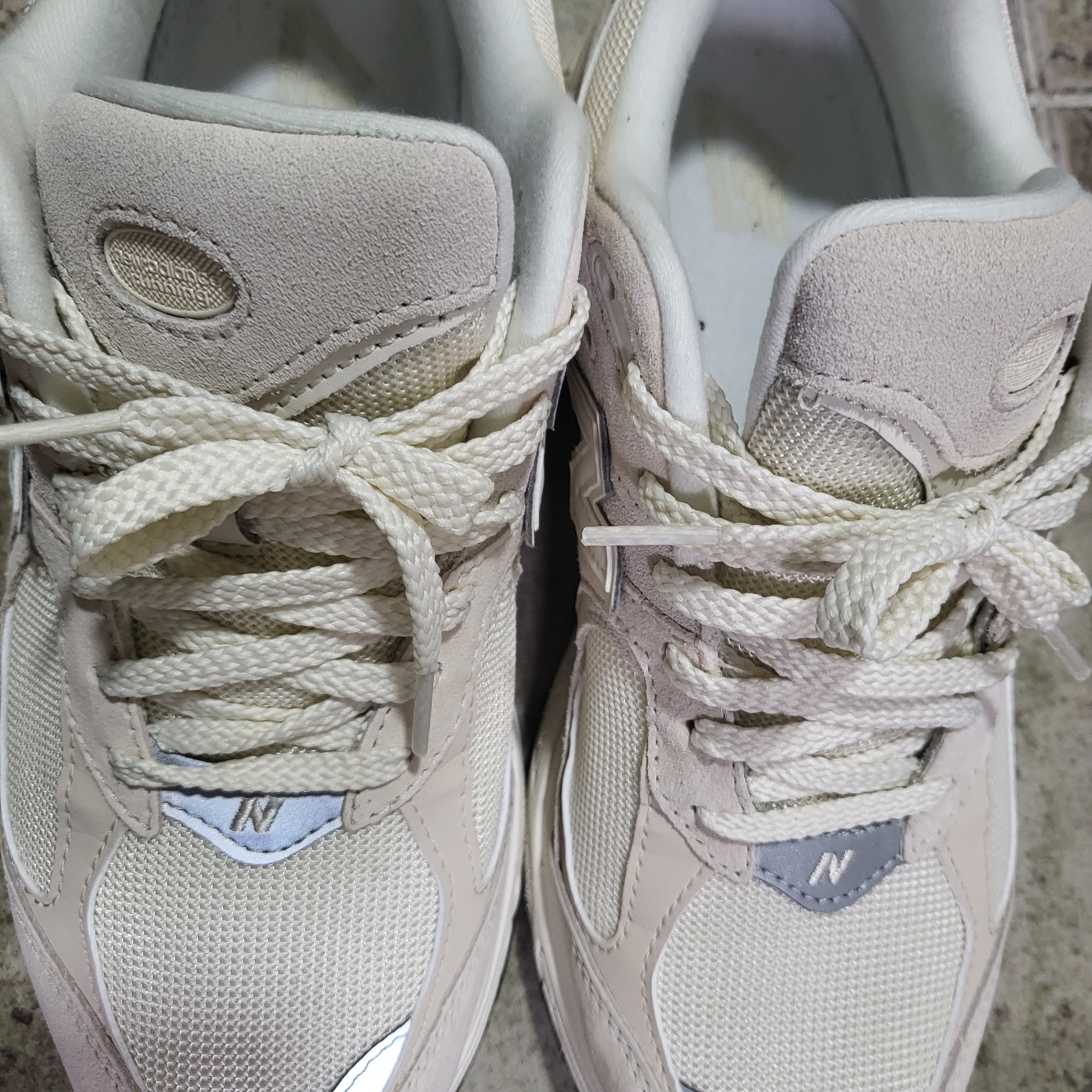 New Balance 2002R Beige Calm Taupe 착용 스타일