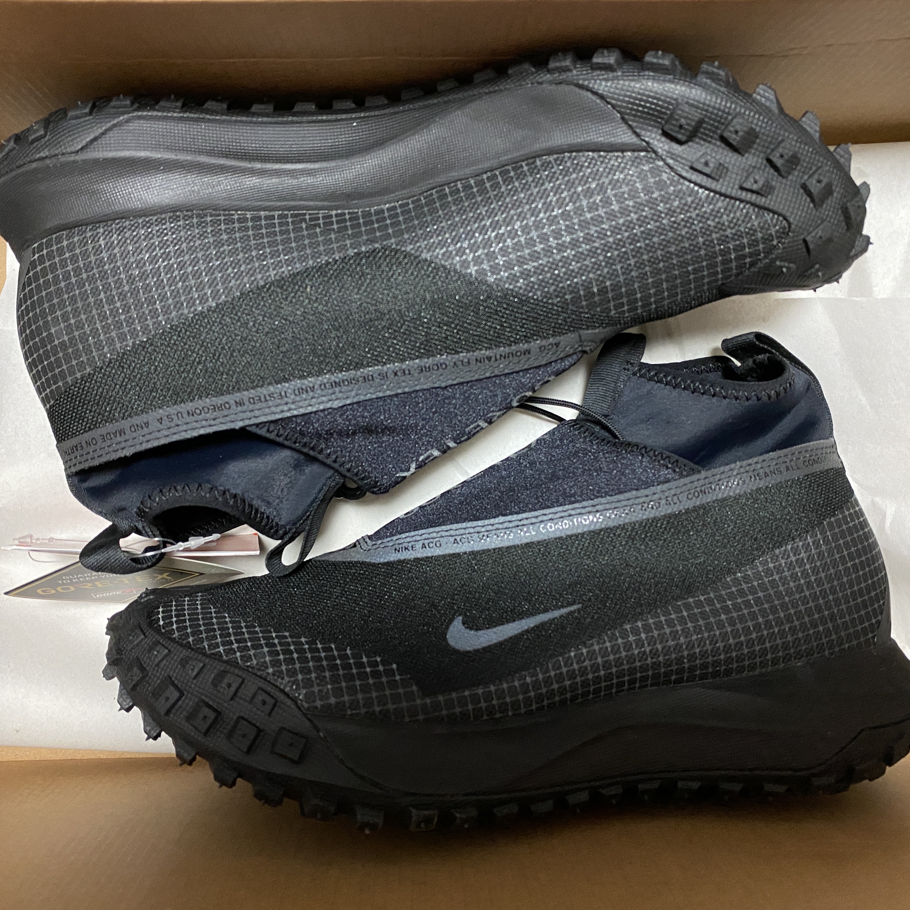 Nike ACG Mountain Fly Gore-Tex Black and Dark Grey 착용 스타일 - 1
