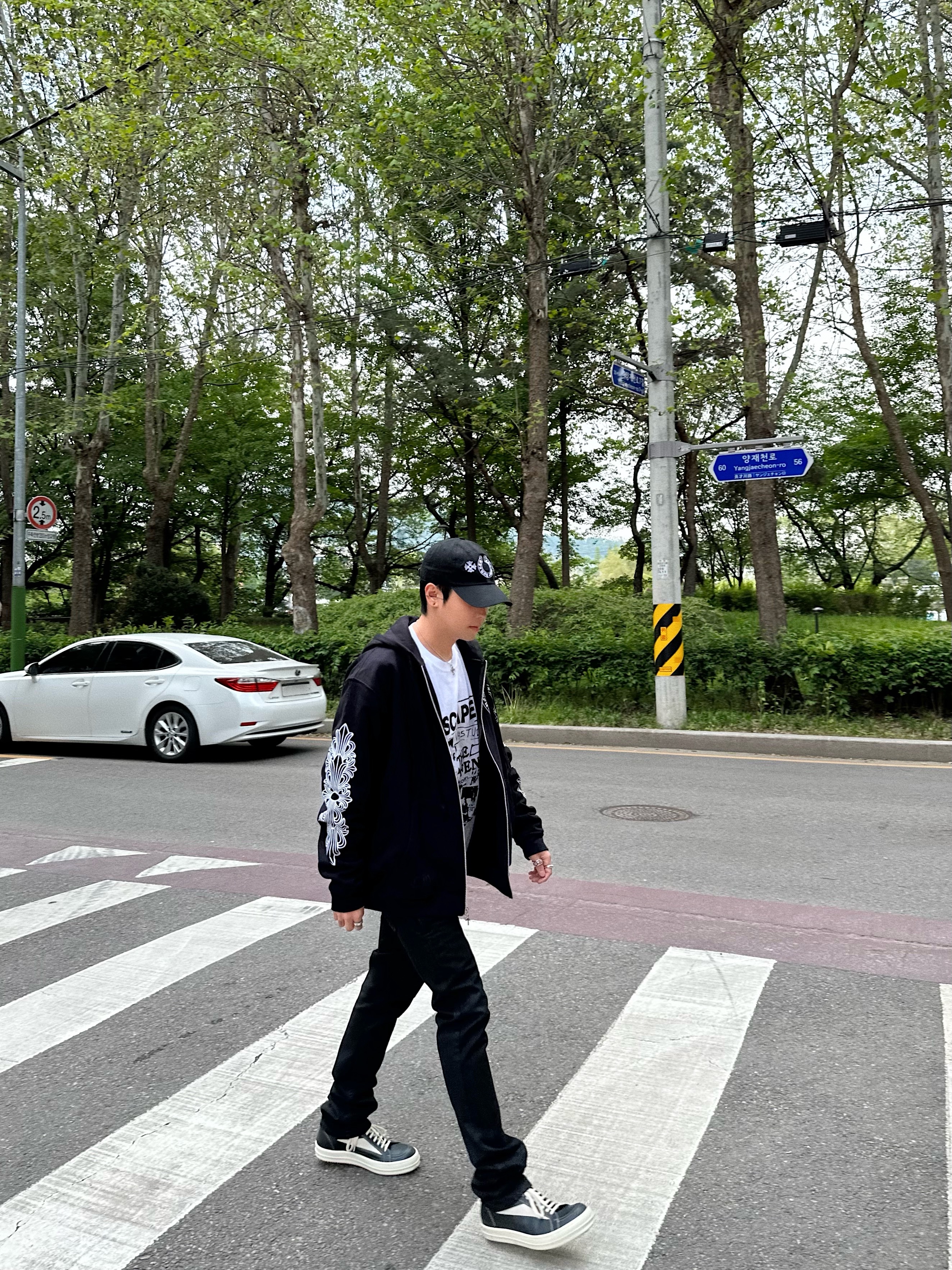 Rick Owens Vintage Sneakers Black, Chrome Hearts Horseshoe Floral Heavyweight Zip-Up Hoodie Black 착용 스타일 - 2
