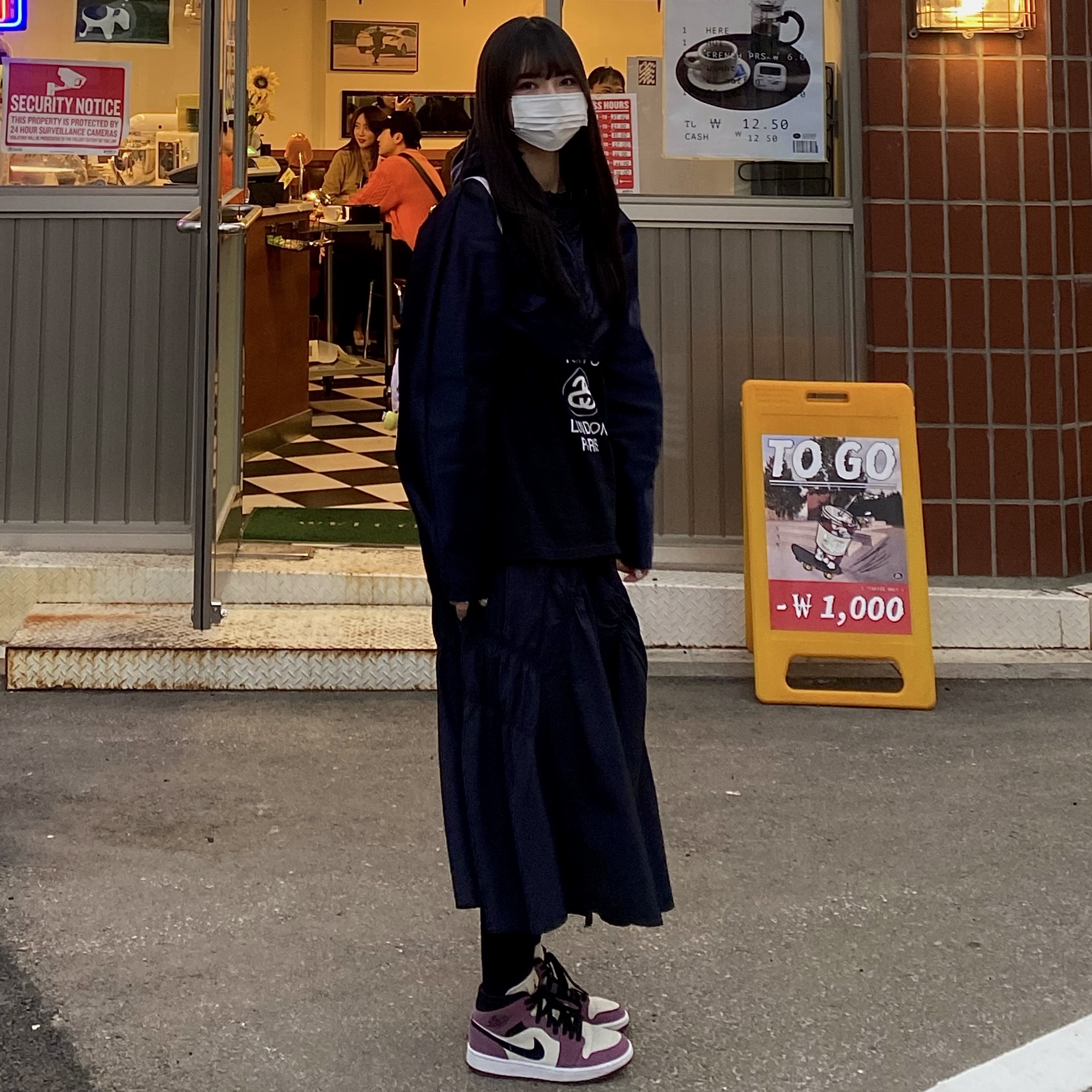 (W) Jordan 1 Mid SE Light Mulberry, Stussy World Tour T-Shirt Black 착용 스타일 - 1