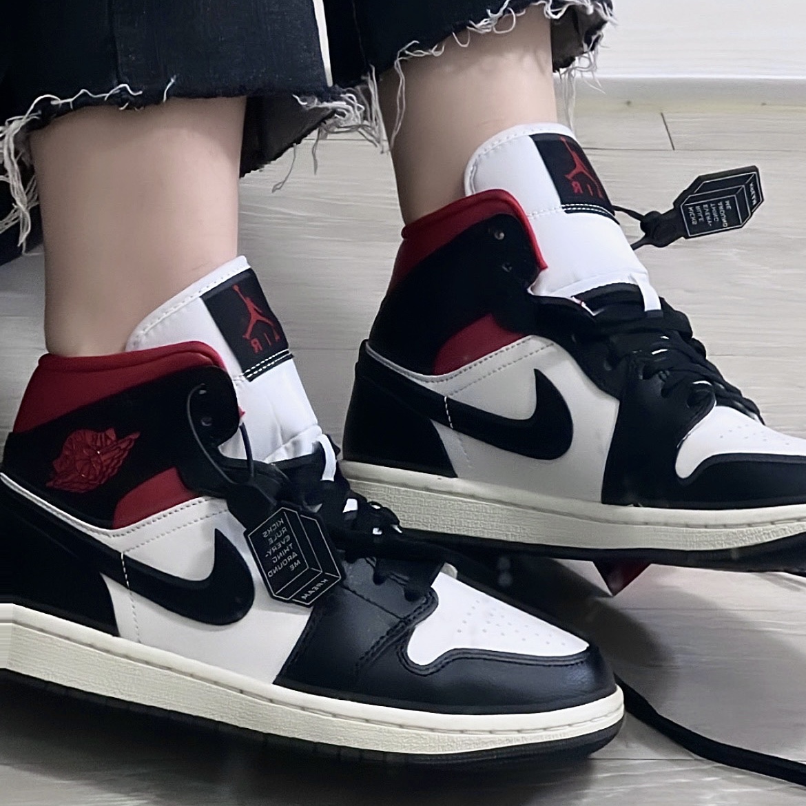 (W) Jordan 1 Mid Black Gym Red 착용 스타일