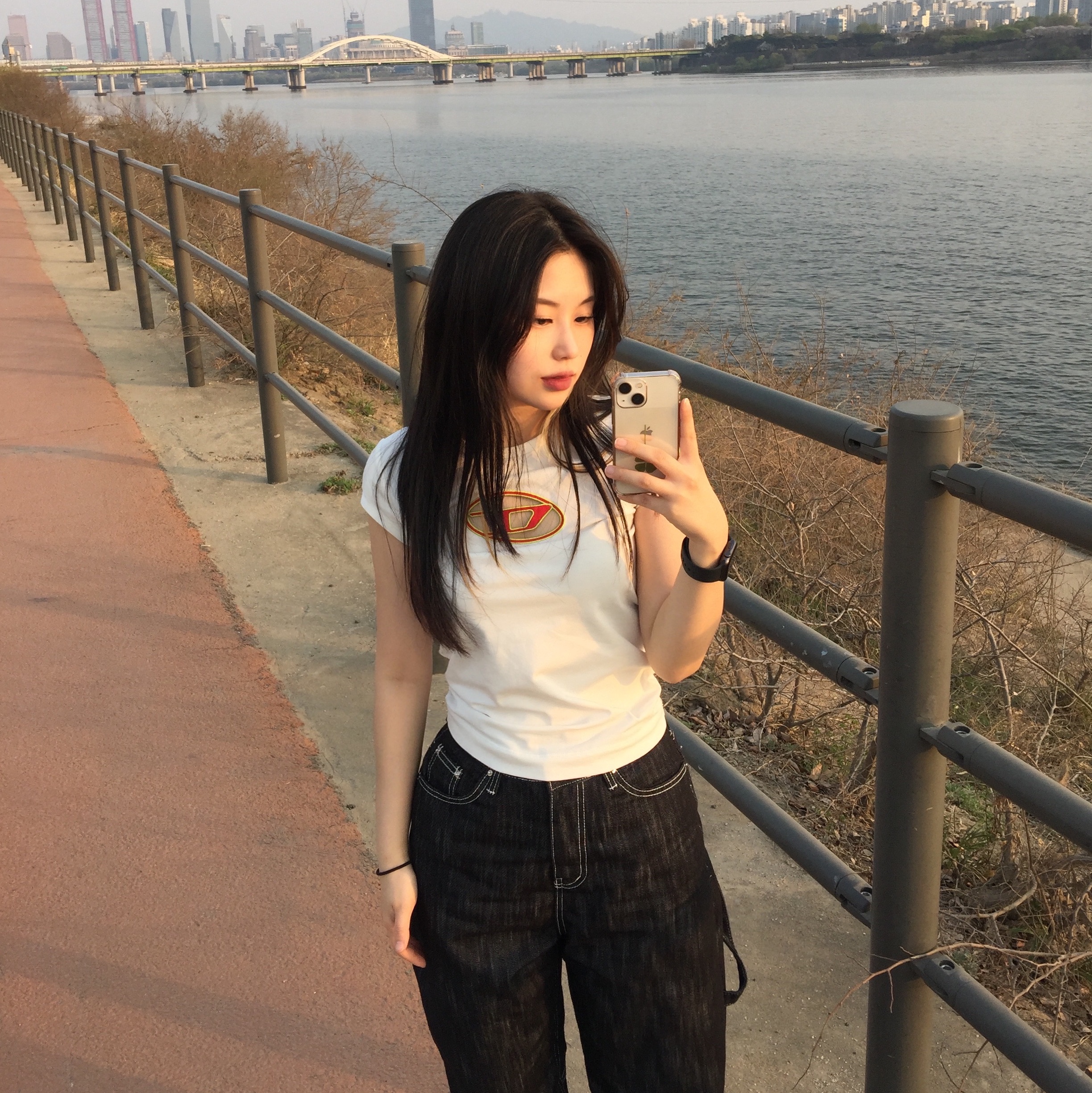 (W) 디젤 T-안지 피카부 로고 티셔츠 화이트 착용 스타일 - 1