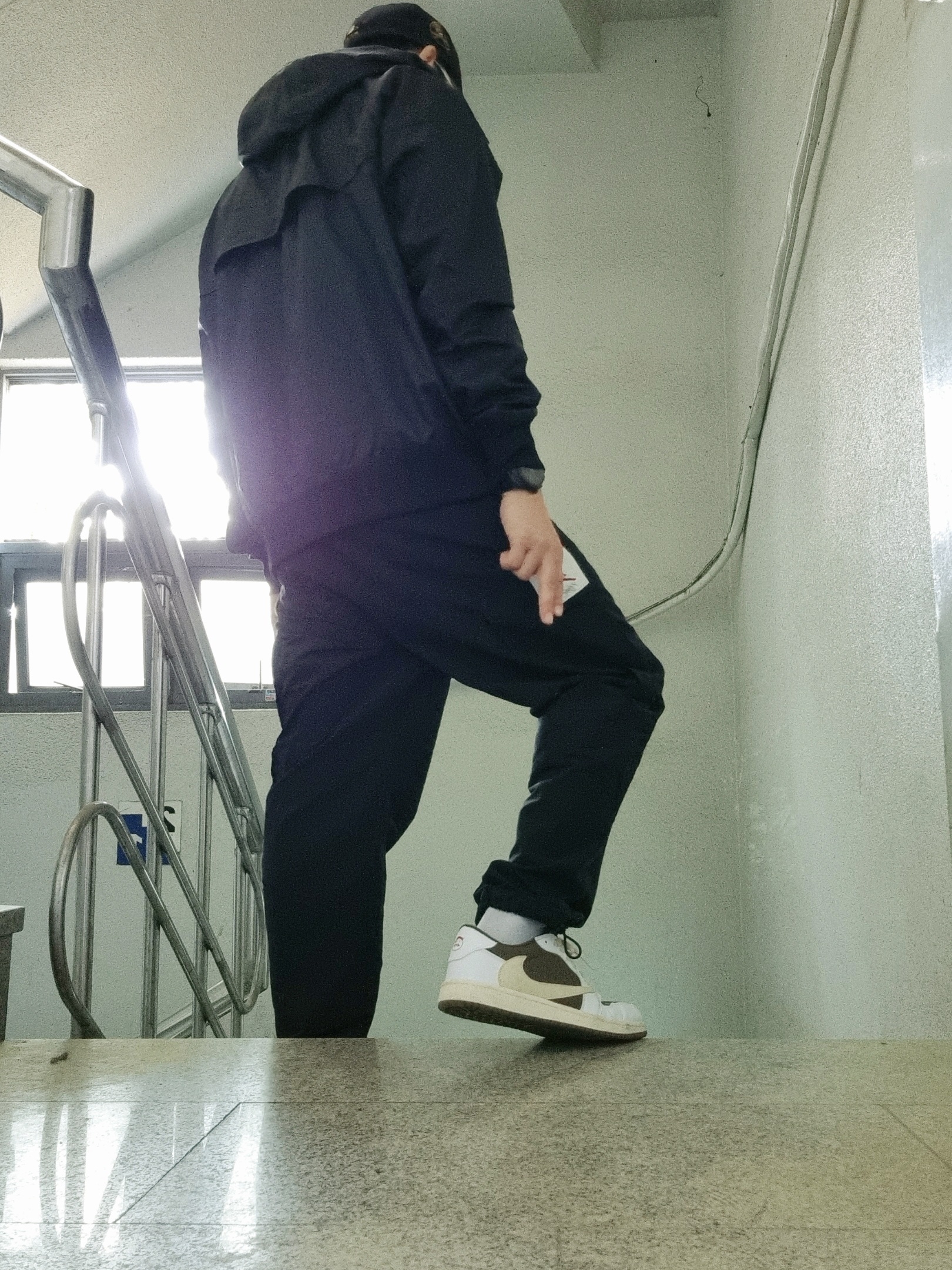 Jordan 1 x Travis Scott Retro Low OG SP Sail and Ridgerock, Nike NSW Windrunner Hoodie Jacket Black - US/EU 착용 스타일 - 1