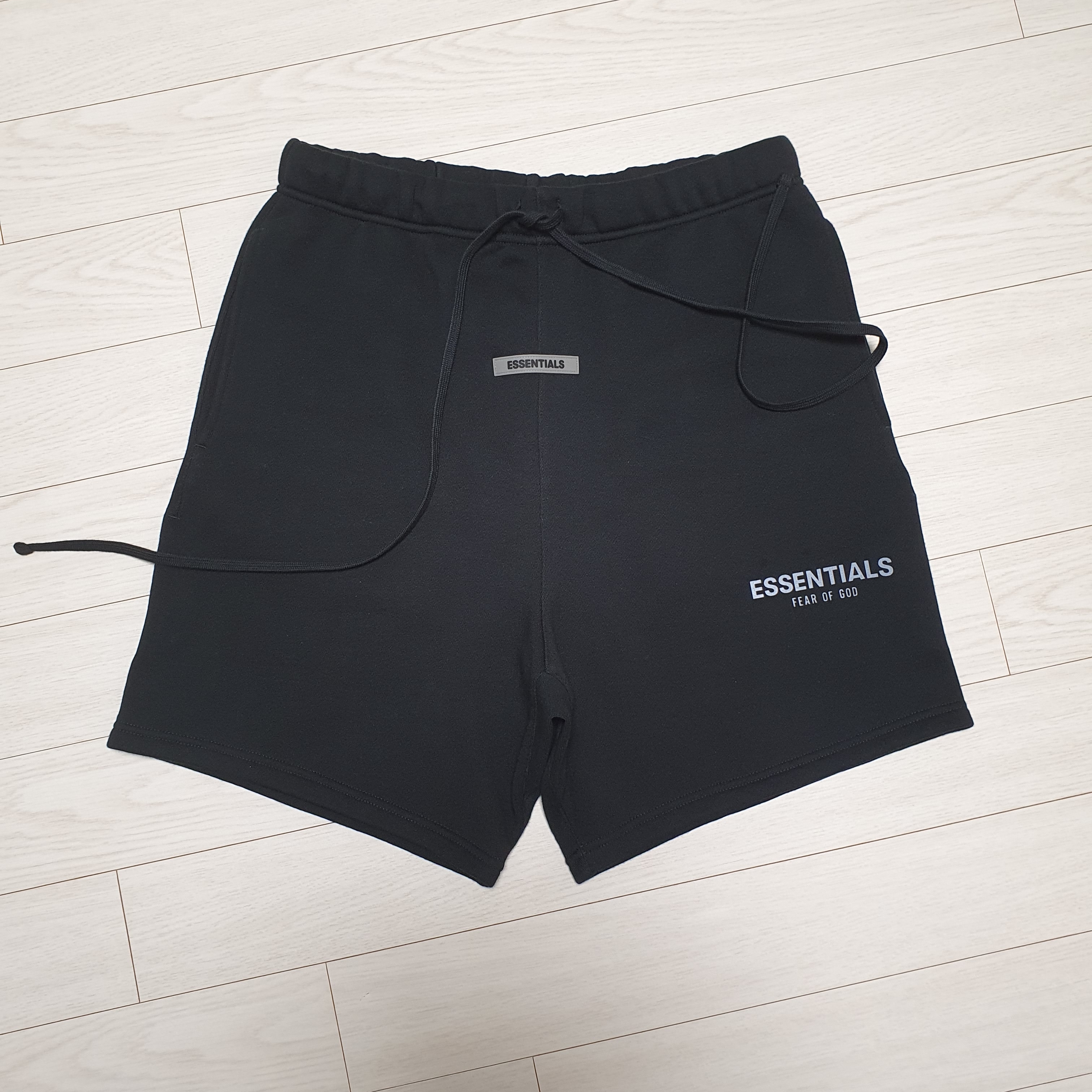 Essentials Sweatshorts Black 2020 착용 스타일