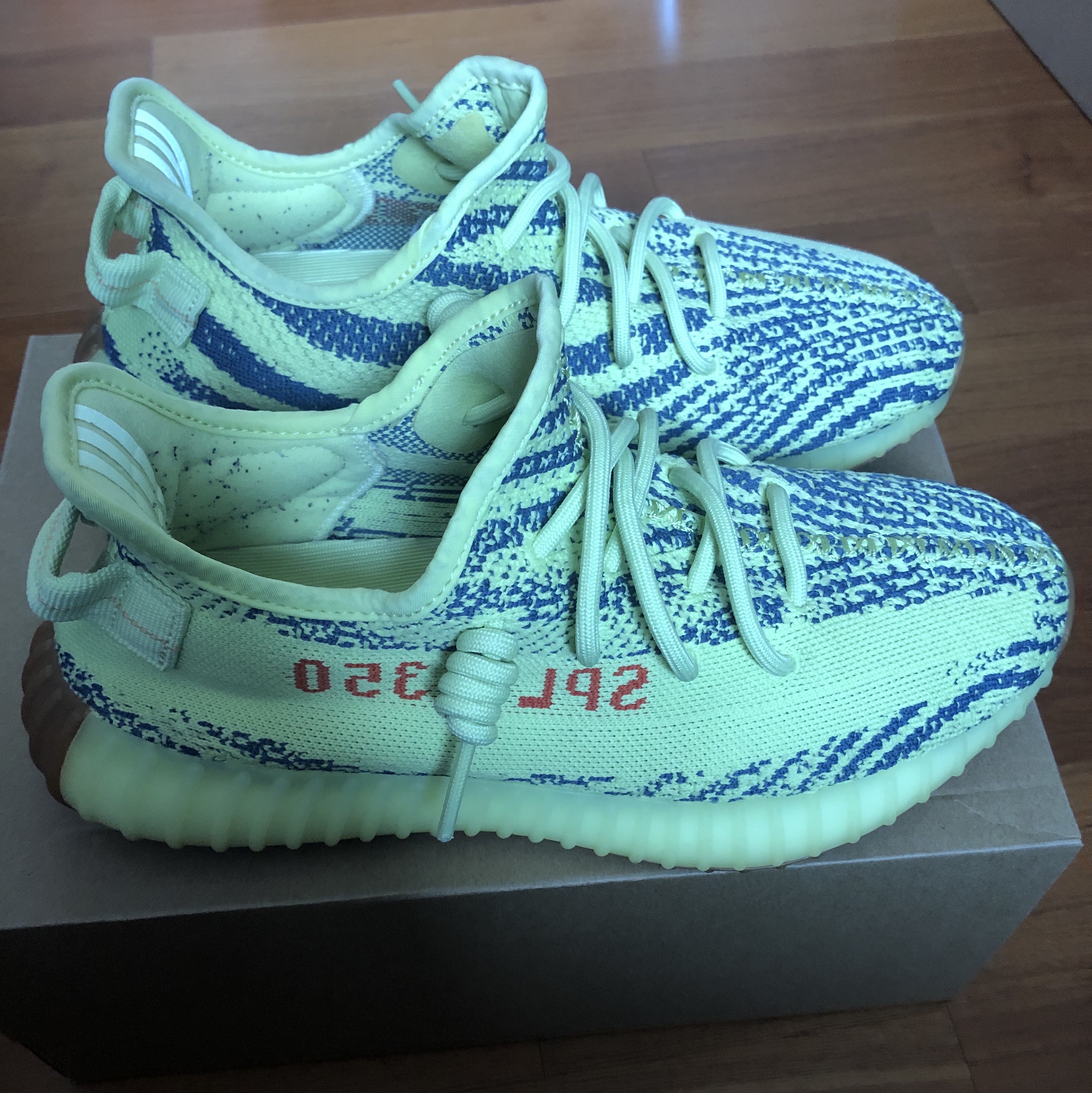 Adidas Yeezy Boost 350 V2 Semi Frozen Yellow 착용 스타일 - 2