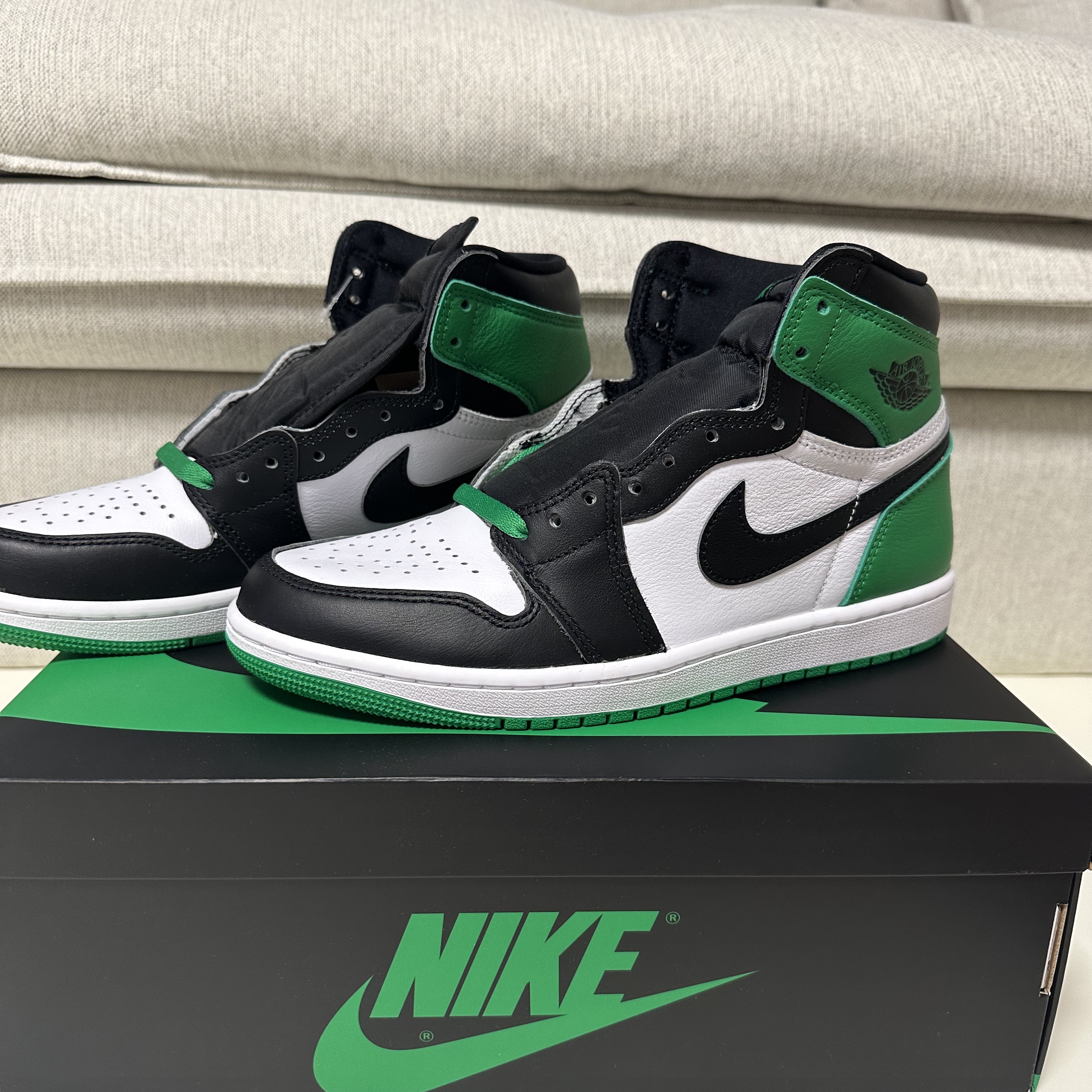 Jordan 1 Retro High OG Black and Lucky Green 착용 스타일