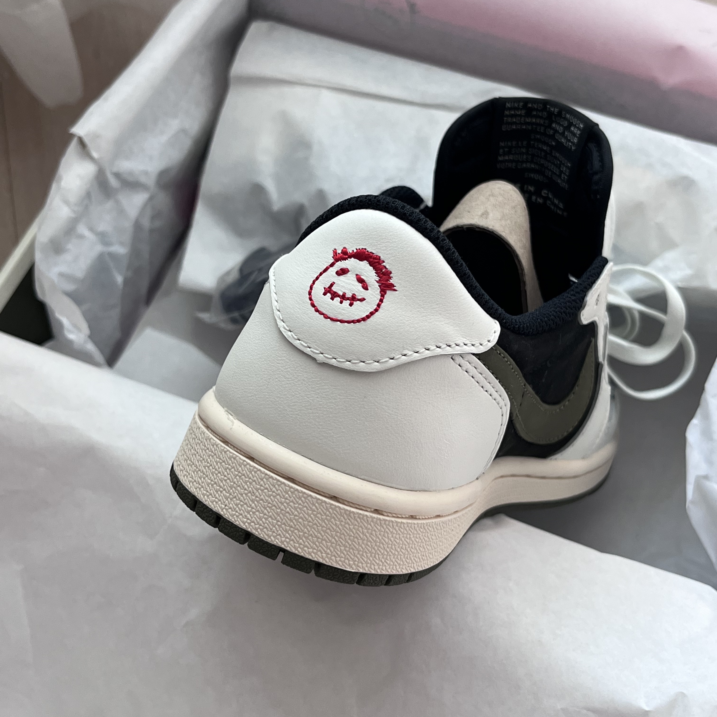 (W) Jordan 1 x Travis Scott Retro Low OG SP Medium Olive 착용 스타일 - 5