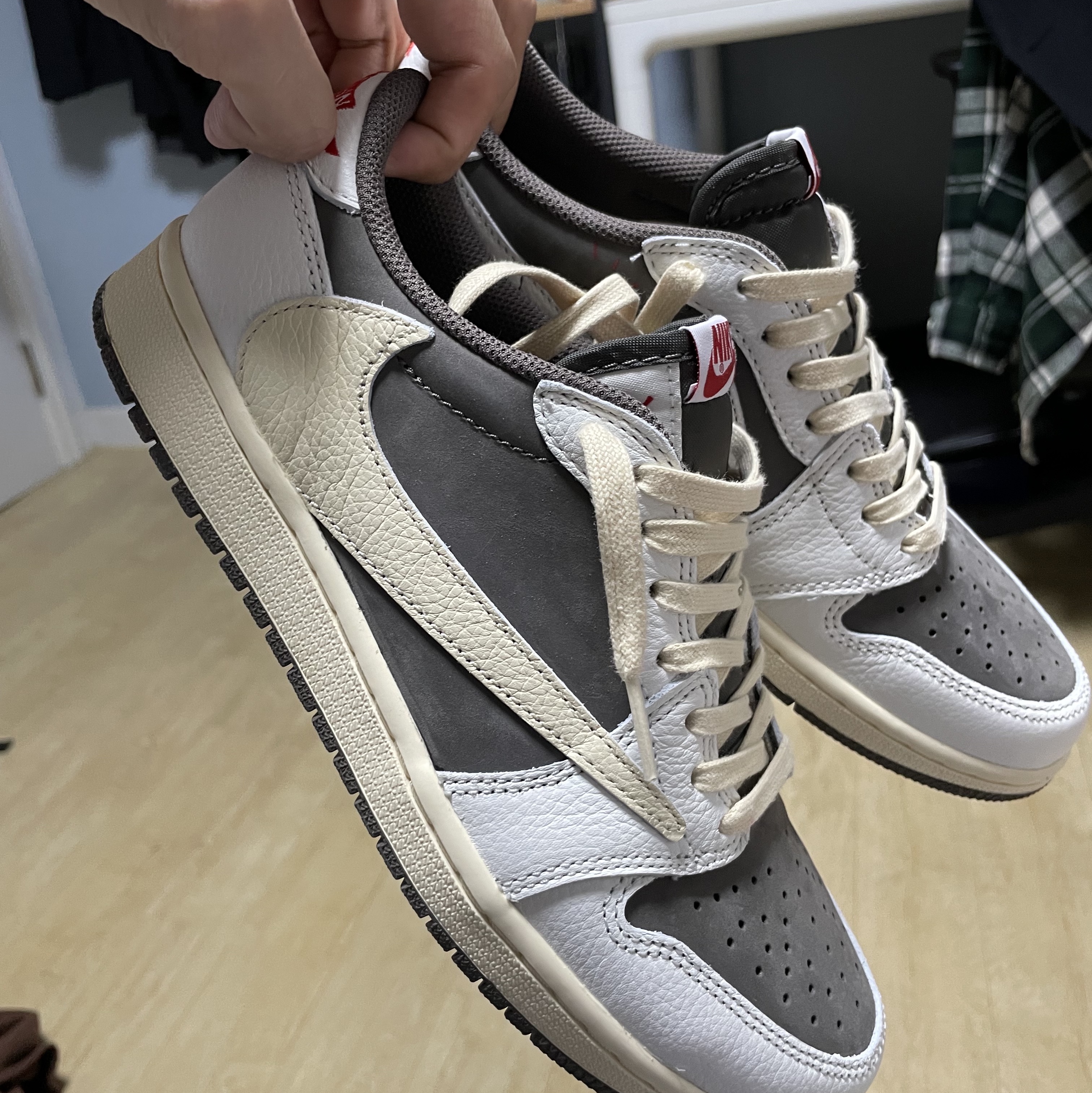 Jordan 1 x Travis Scott Retro Low OG SP Sail and Ridgerock 착용 스타일 - 3