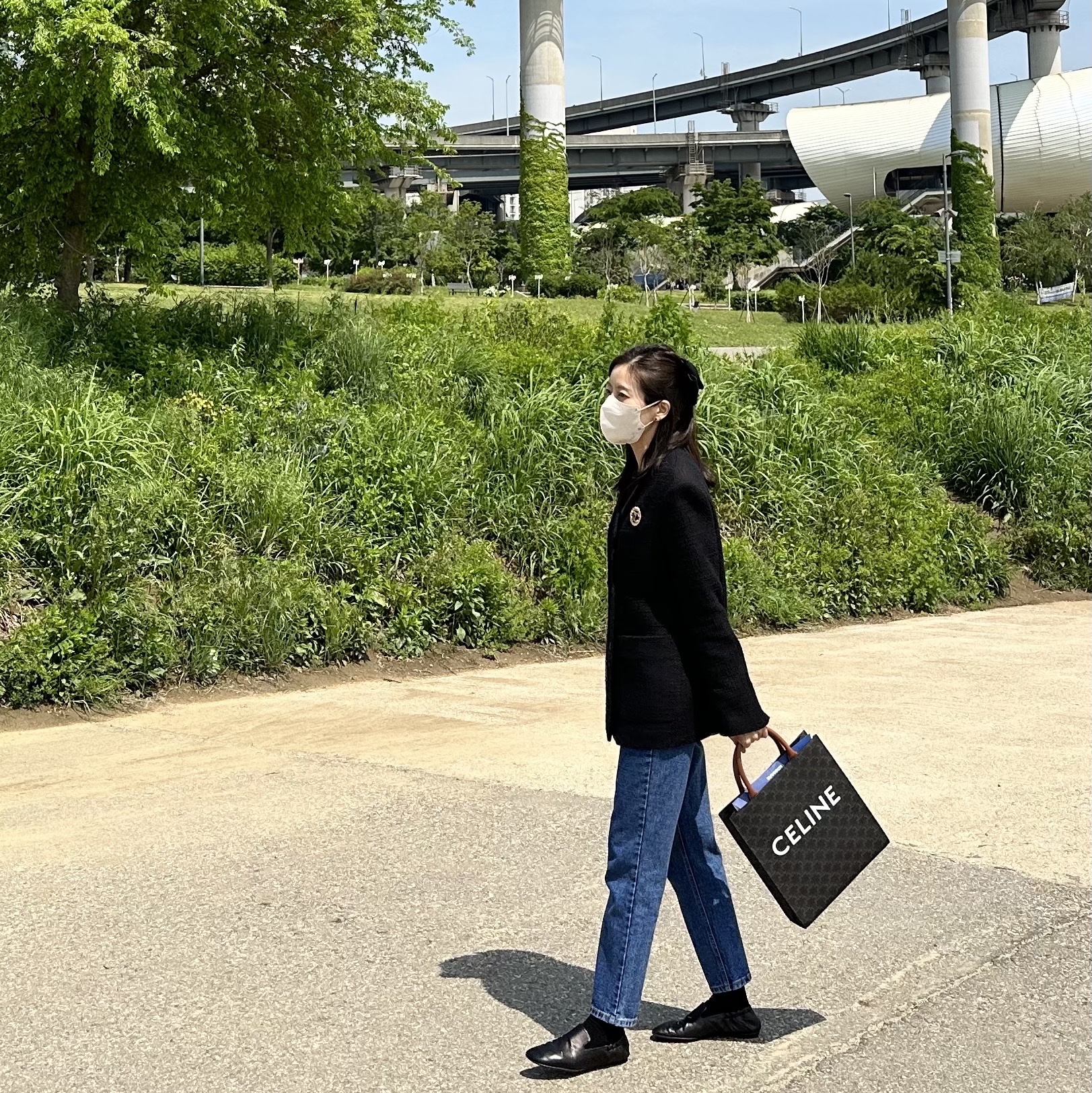 (W) Maison Margiela Kiki Slip-On Shoes Black, Celine Small Cabas Vertical in Triomphe Canvas Calfskin Tan 착용 스타일 - 2