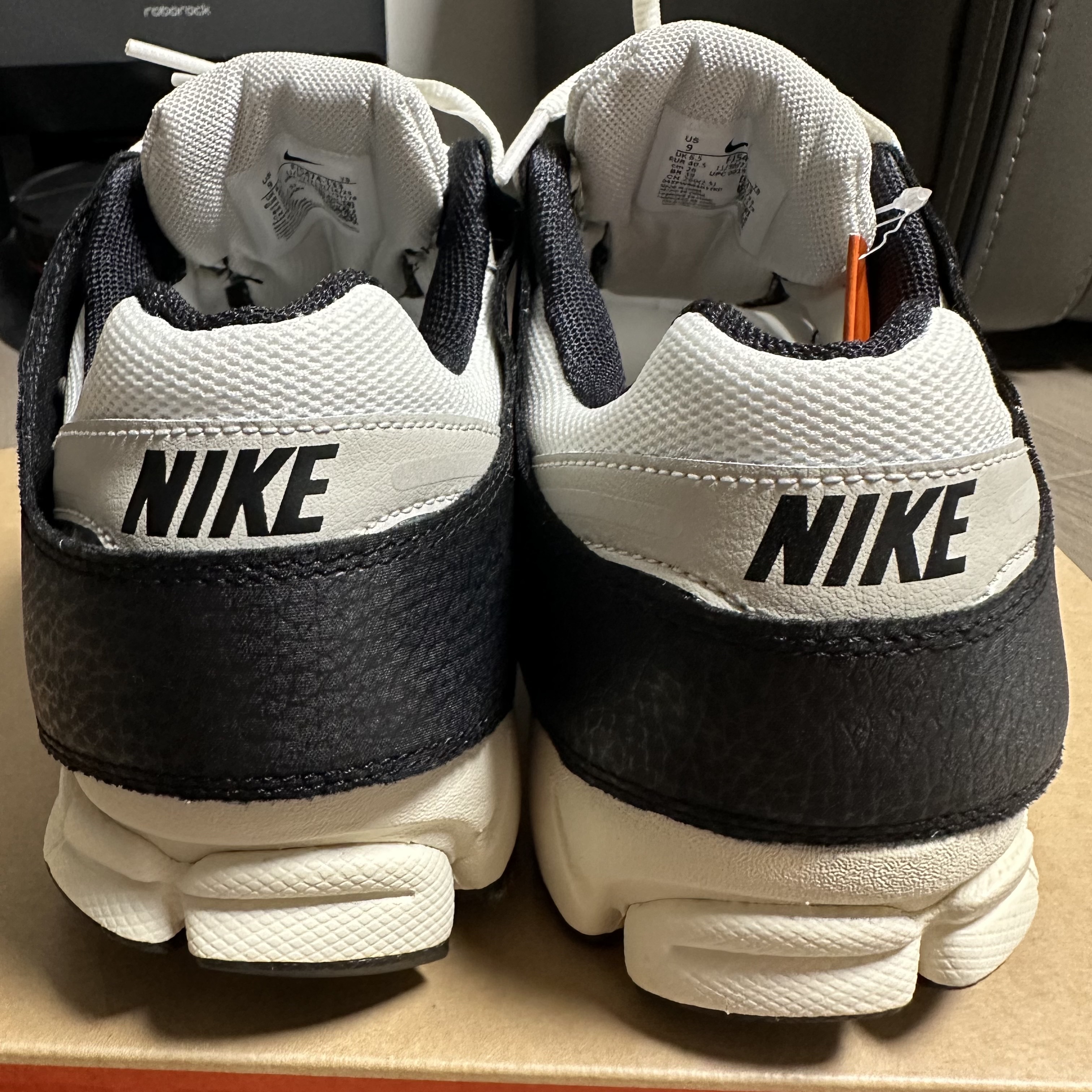 (W) Nike Zoom Vomero 5 Wolf Grey and Black 착용 스타일 - 4