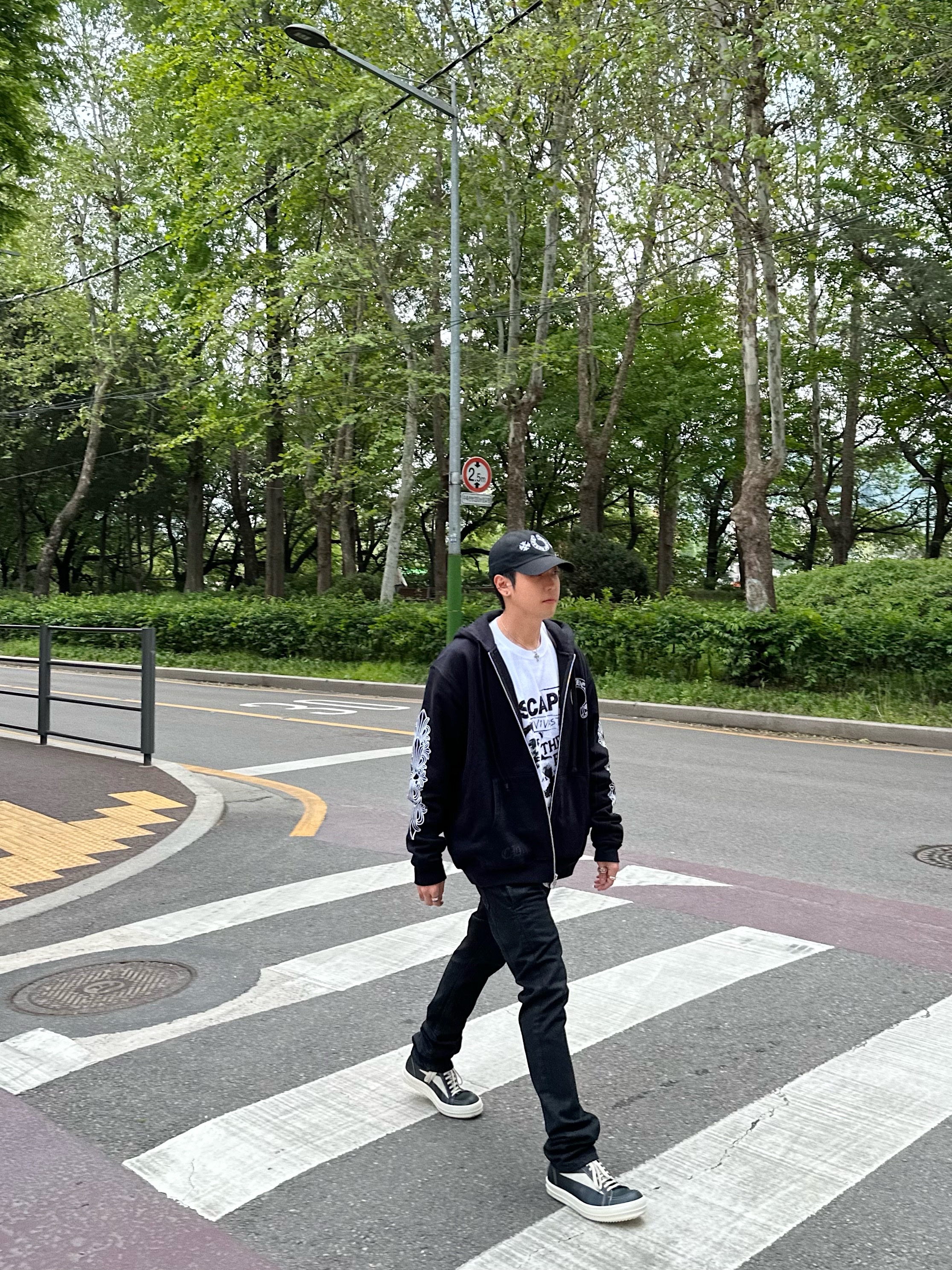 Rick Owens Vintage Sneakers Black, Chrome Hearts Horseshoe Floral Heavyweight Zip-Up Hoodie Black 착용 스타일 - 1