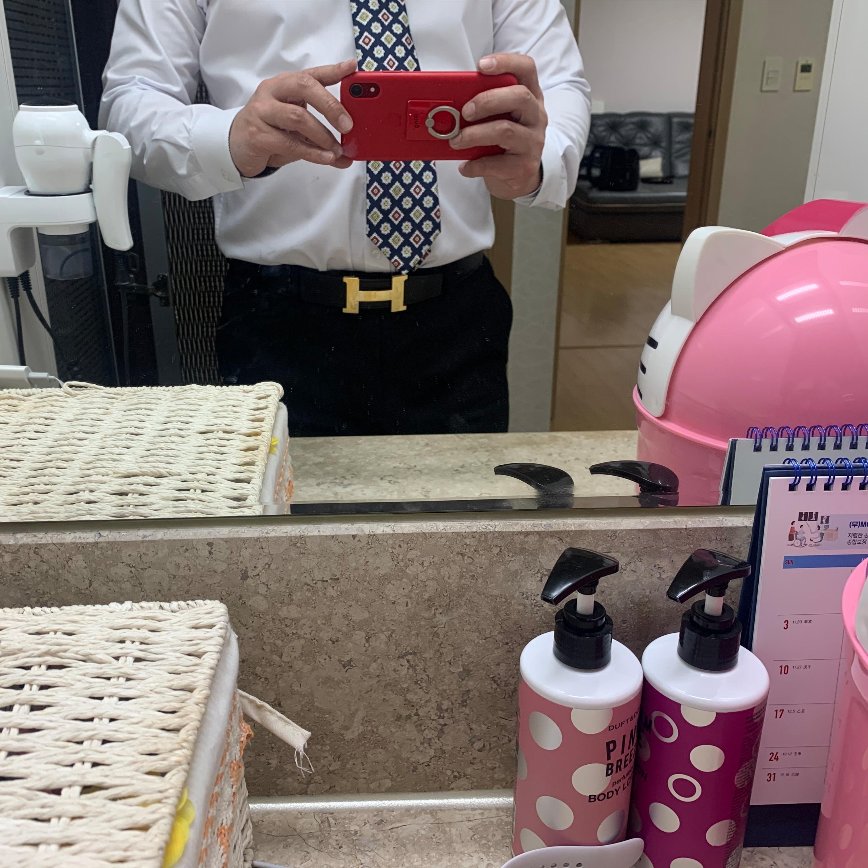 에르메스 H 벨트 버클 & 리버시블 레더 스트랩 32mm & 그리 모옌 하드웨어 누아 골드 착용 스타일 - 2