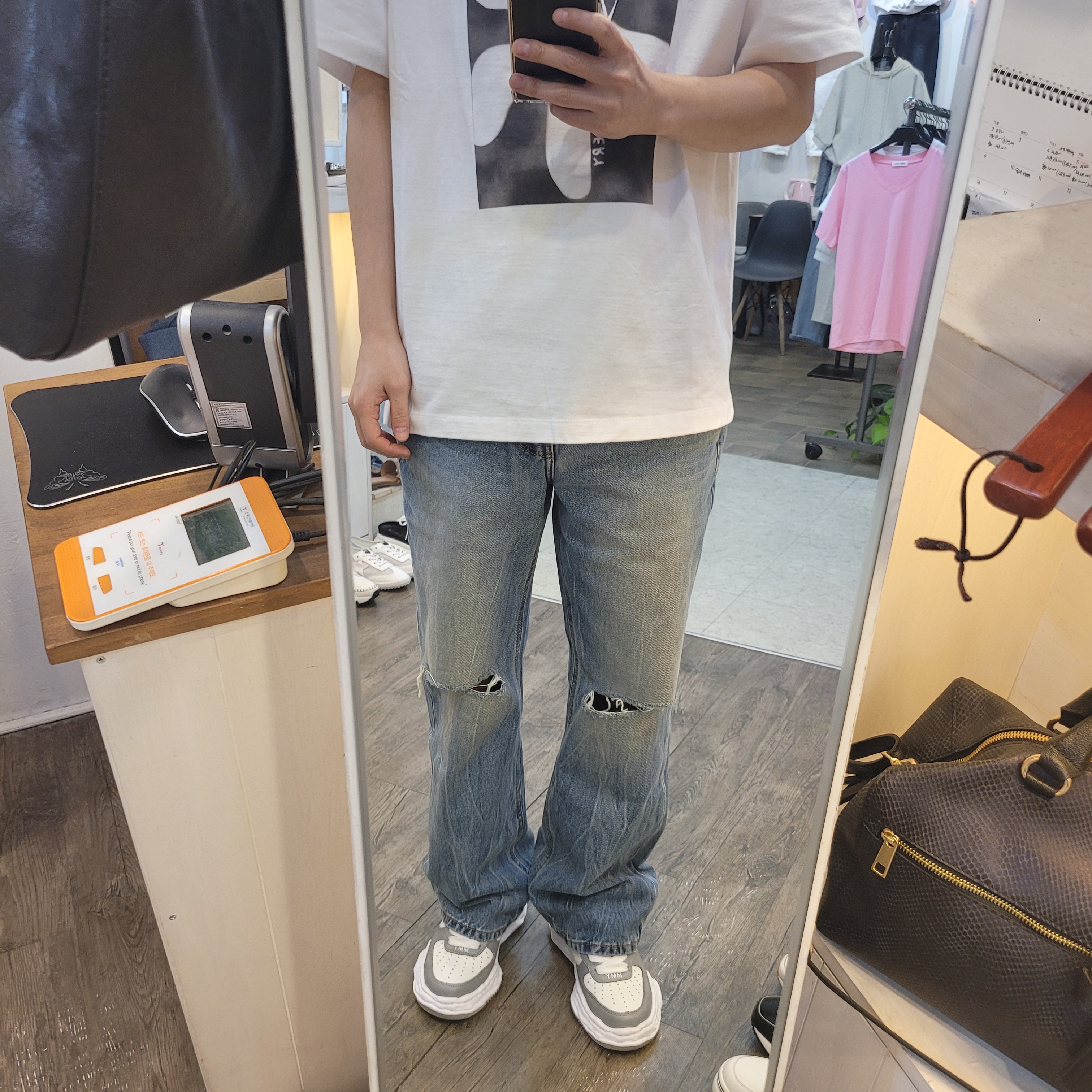 메종 미하라 야스히로 웨인 OG 솔 레더 로우탑 스니커즈 그레이 화이트 착용 스타일 - 1
