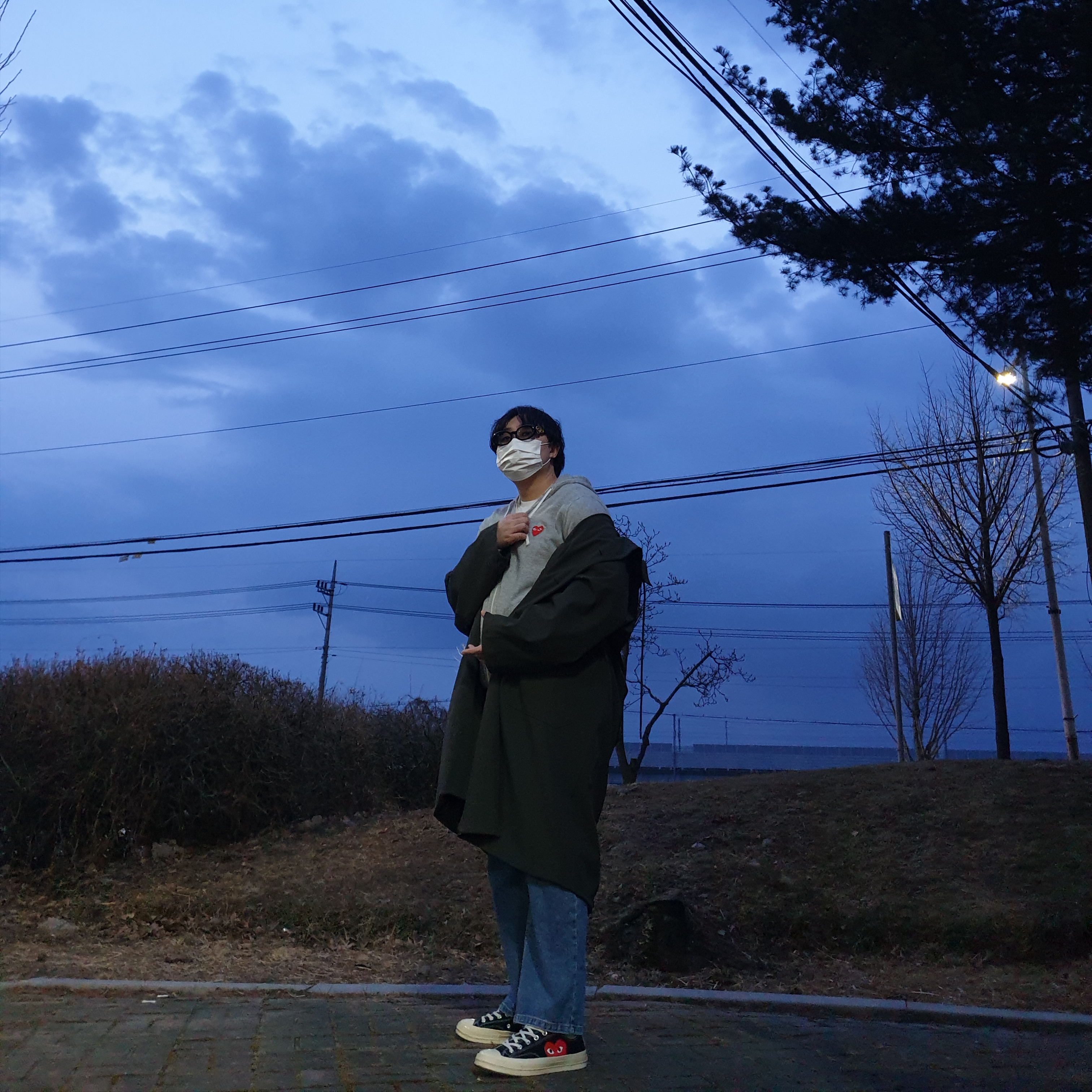 Converse x Play Comme des Garcons Chuck 70 Ox Black, Play Comme des Garcons Red Heart Zip Hooded Sweatshirt Grey 착용 스타일 - 1