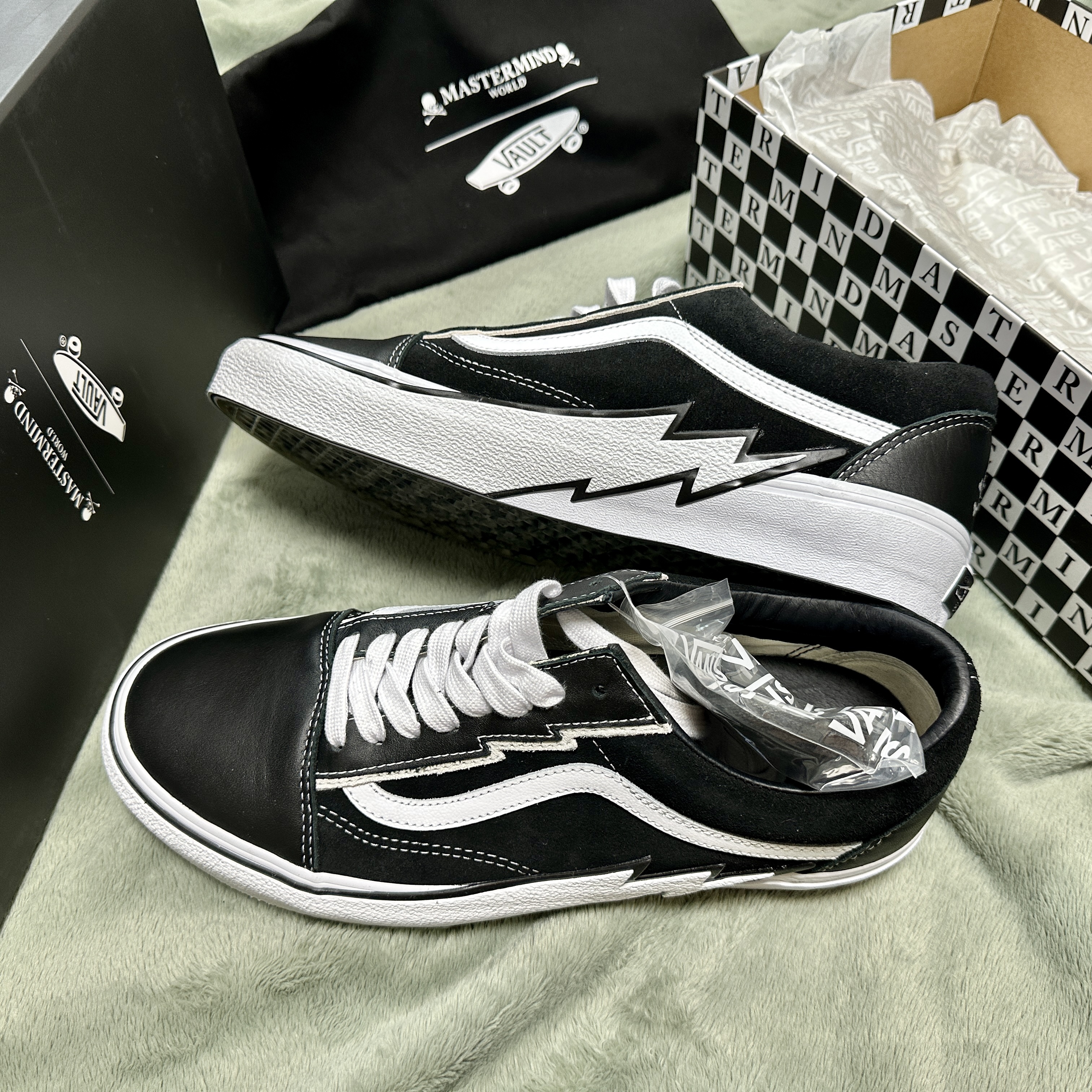 Vans Vault x Mastermind World Old Skool Bolt Black 착용 스타일 - 1