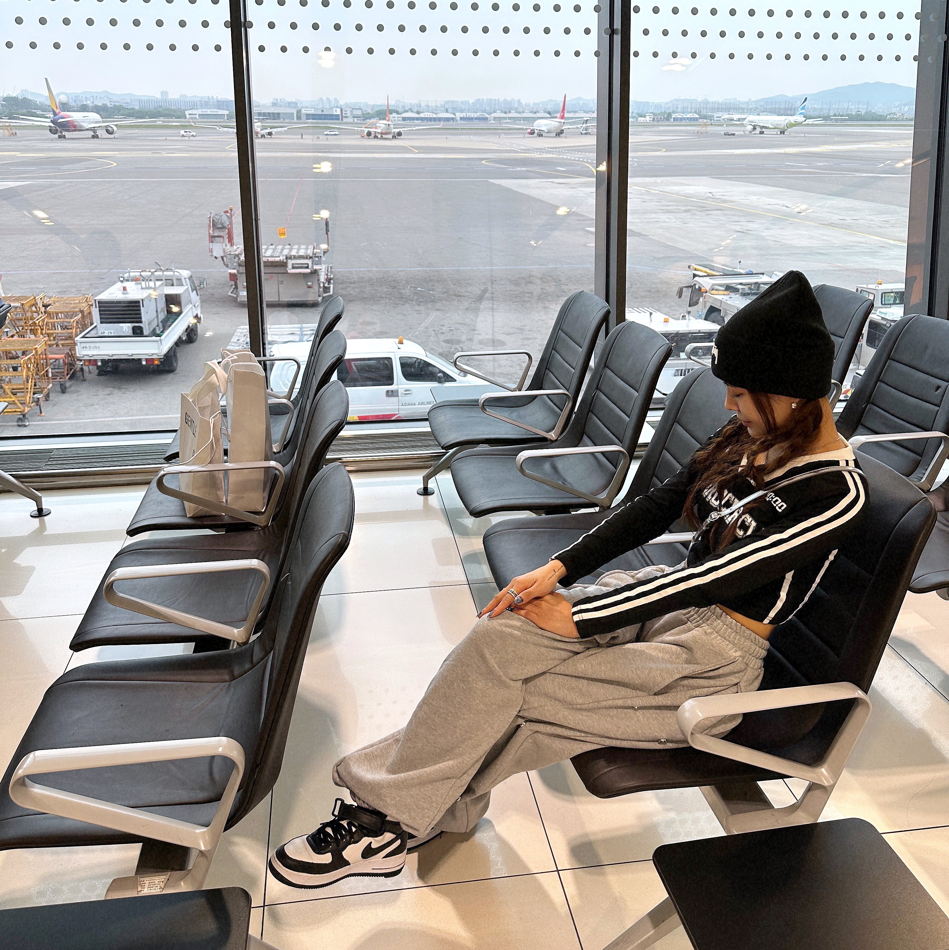 Nike x Stussy NRG Cuffed Beanie Black, Nike x Stussy Air Force 1 '07 Mid SP Black and Light Bone 착용 스타일 - 3