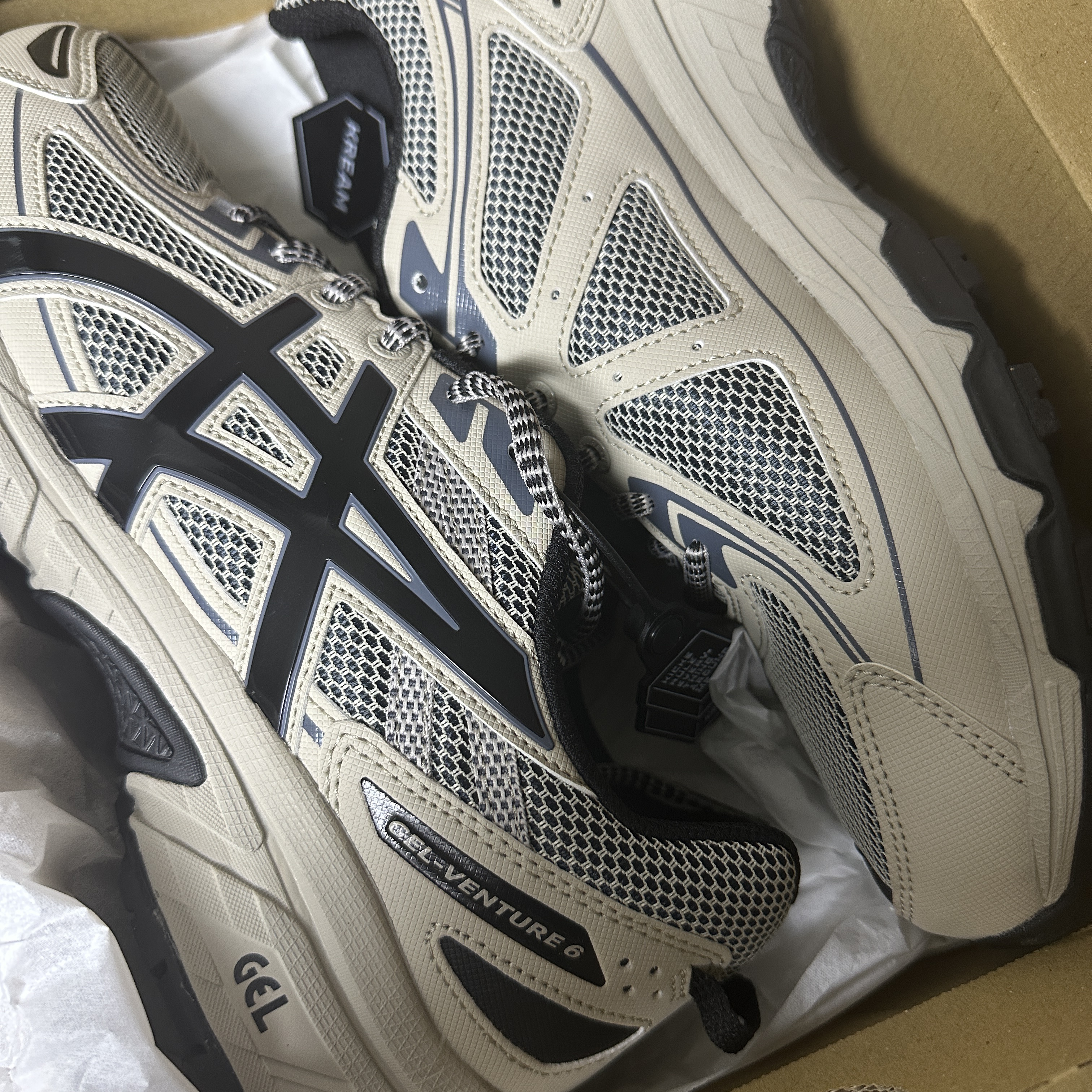 Asics Gel-Venture 6 Feather Grey Black 착용 스타일