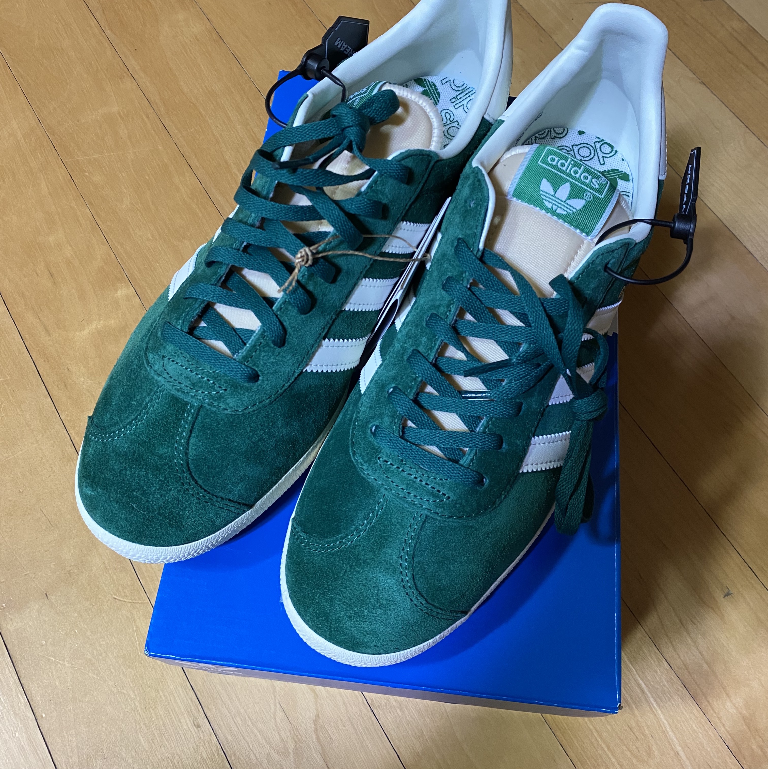Adidas Gazelle Dark Green Cream White 착용 스타일