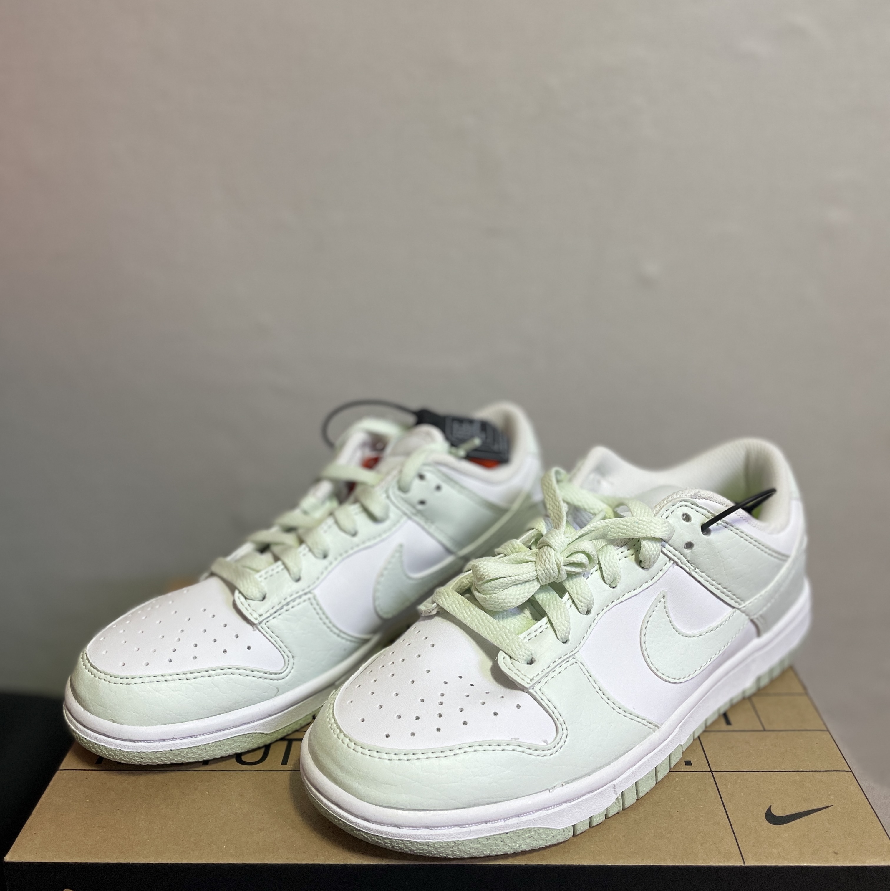 (W) Nike Dunk Low Next Nature Barely Green and White 착용 스타일 - 1