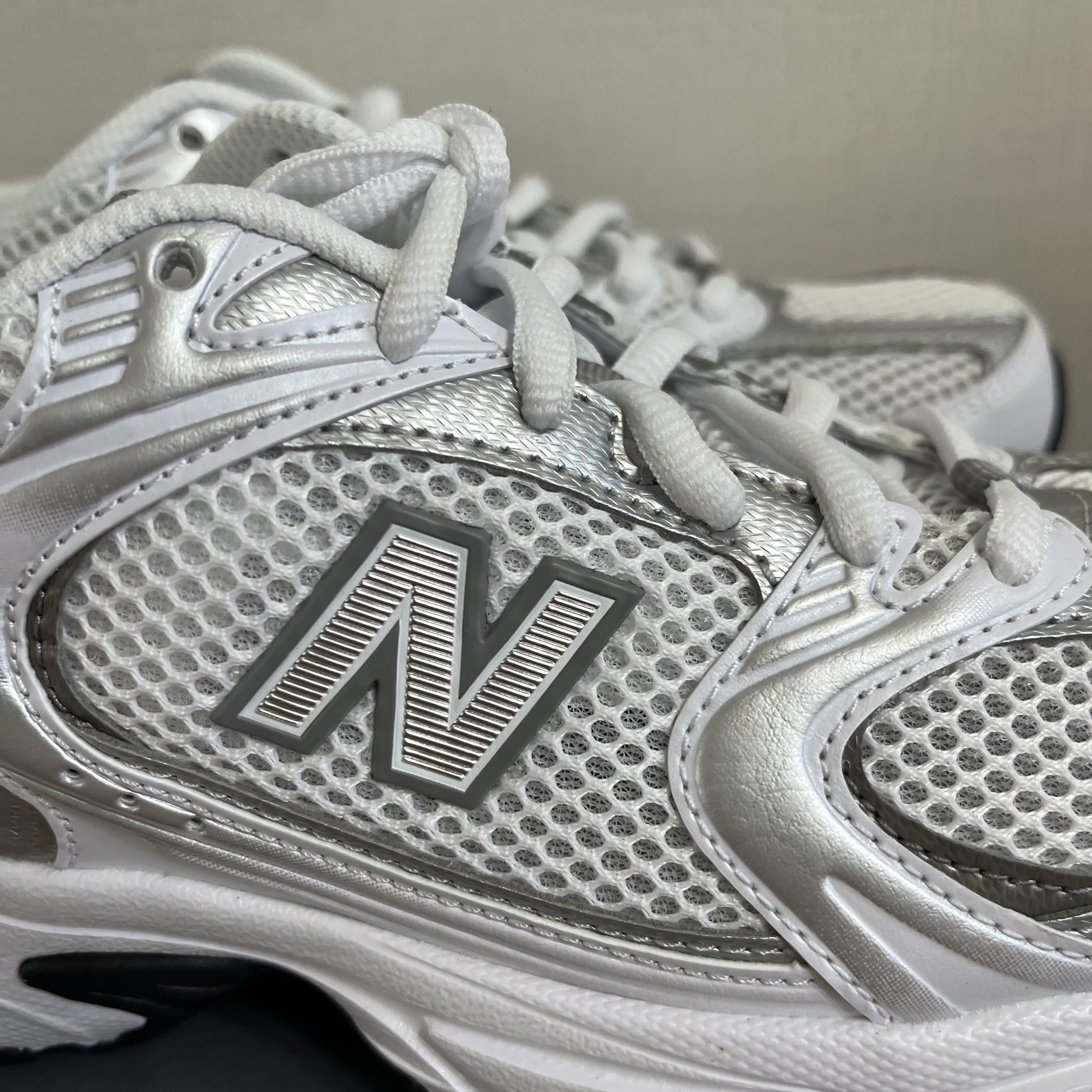 New Balance 530 White Silver 착용 스타일 - 3