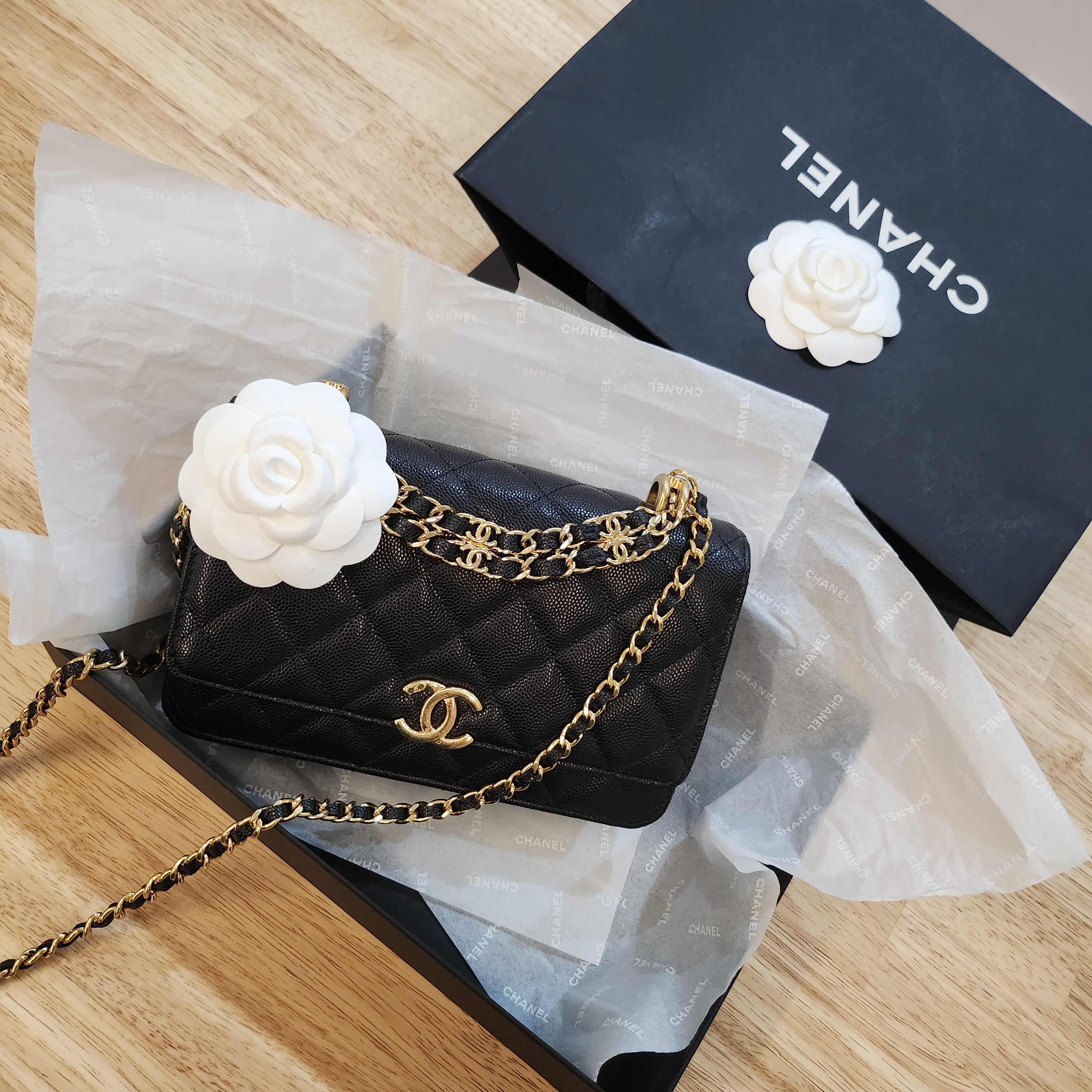 Chanel Wallet On Chain Grained Calfskin & Gold Black 착용 스타일