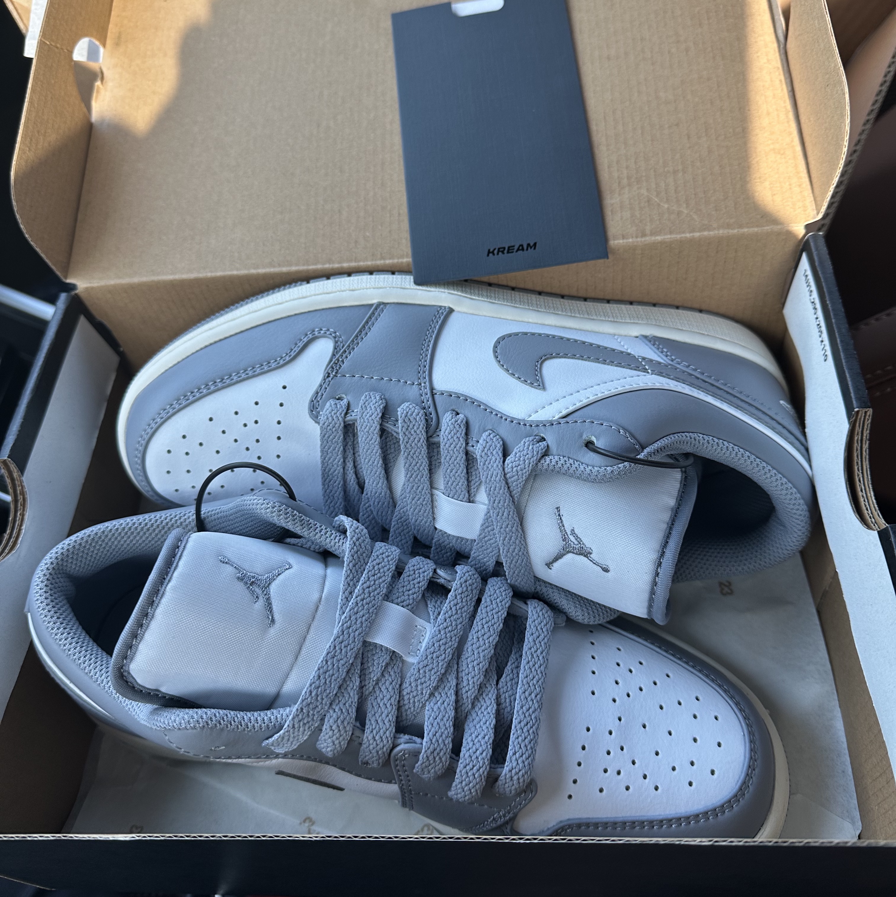 Jordan 1 Low Stealth and White 착용 스타일