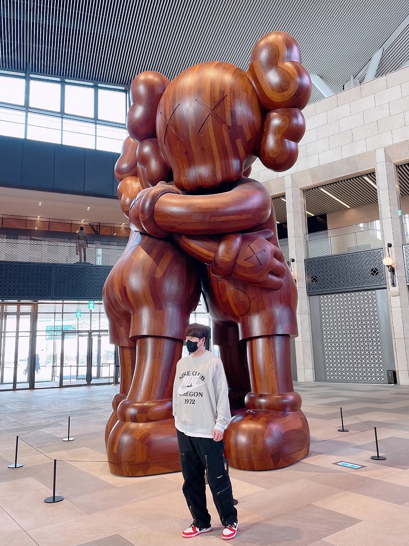 나이키 x NBA 덩크 로우 레트로 EMB 블랙 앤 칠리 레드 착용 스타일 - 1