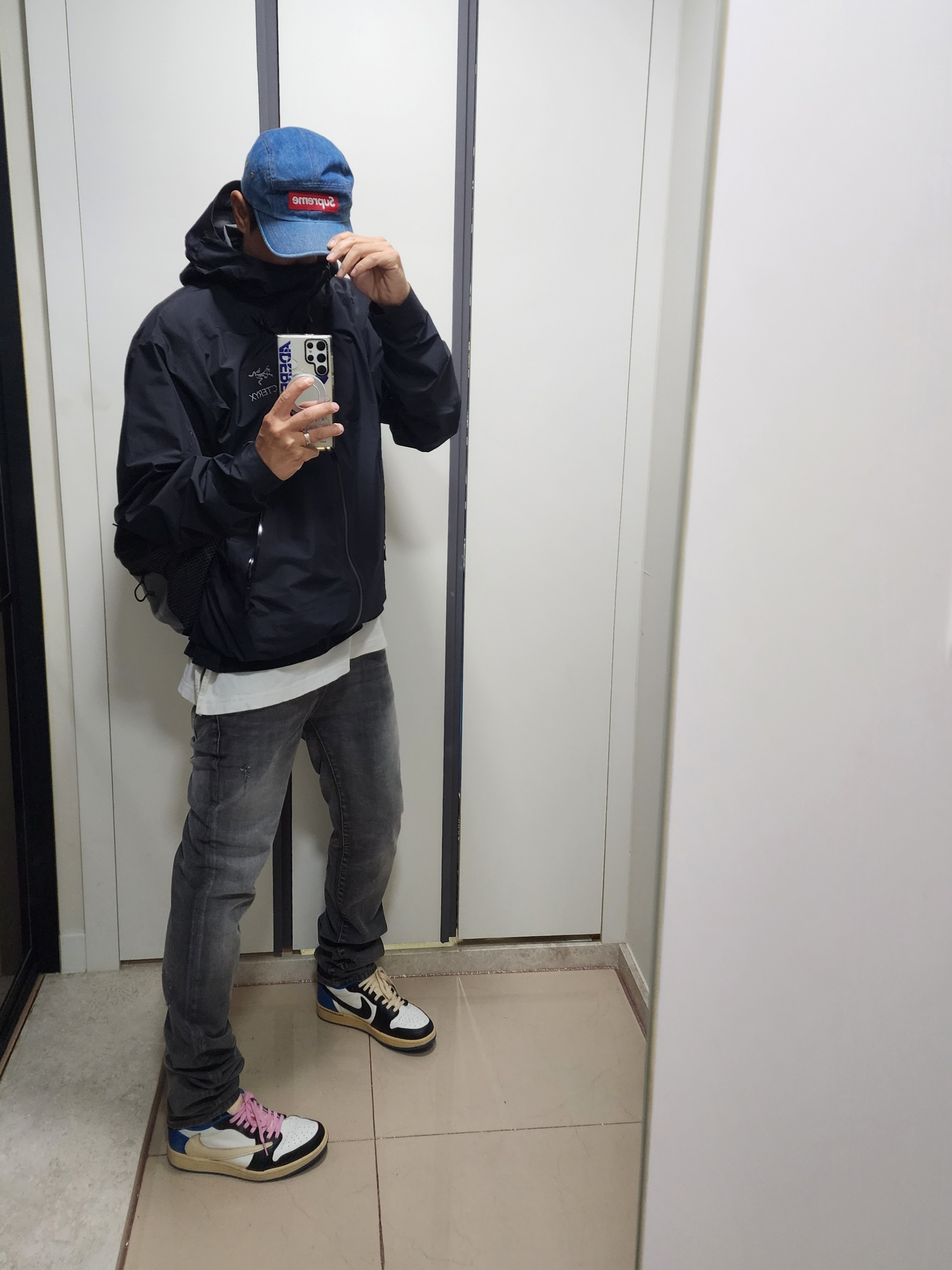 Undermycar Legion.03 Slim Fit Blue Stitch Washed Jeans Washed Gray, Jordan 1 x Travis Scott x Fragment Retro Low OG SP Military Blue 착용 스타일