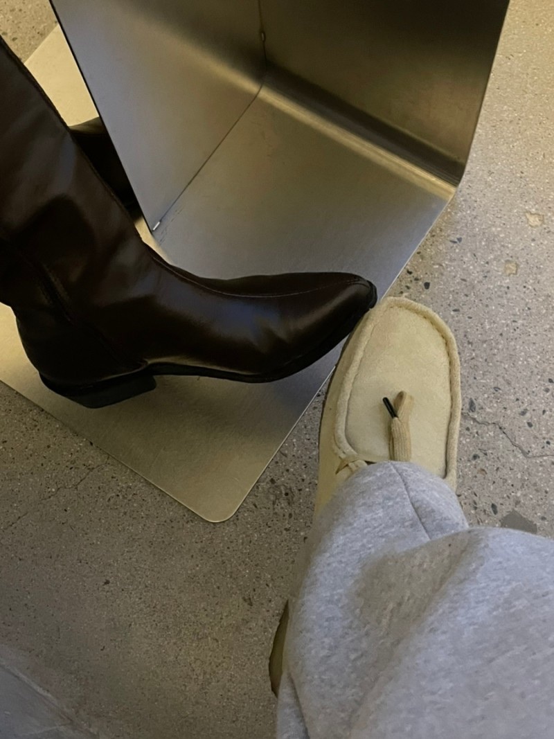 Clarks Wallabee Maple Suede 착용 스타일 - 2